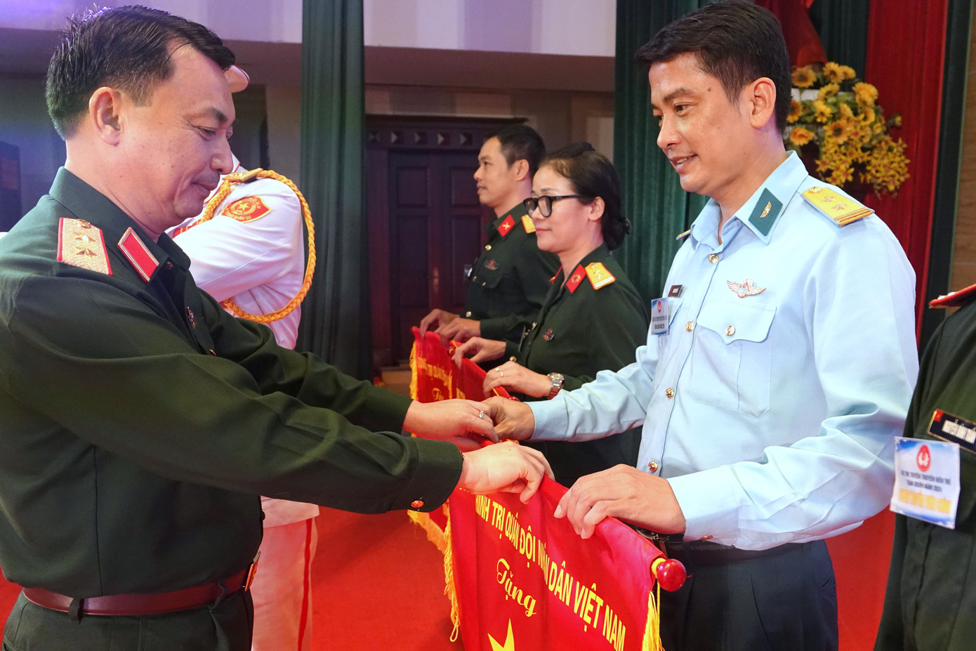 Trung tướng Nguyễn Quốc Duyệt - Tư lệnh Bộ Tư lệnh Thủ đô Hà Nội và Trung tướng Trần Ngọc Tuấn - Chính ủy Bộ Tư lệnh Thủ đô Hà Nội trao Cờ tặng các đội thi xuất sắc. Trung tướng Nguyễn Quốc Duyệt - Tư lệnh Bộ Tư lệnh Thủ đô Hà Nội và Trung tướng Trần Ngọc Tuấn - Chính ủy Bộ Tư lệnh Thủ đô Hà Nội trao Cờ tặng các đội thi xuất sắc.