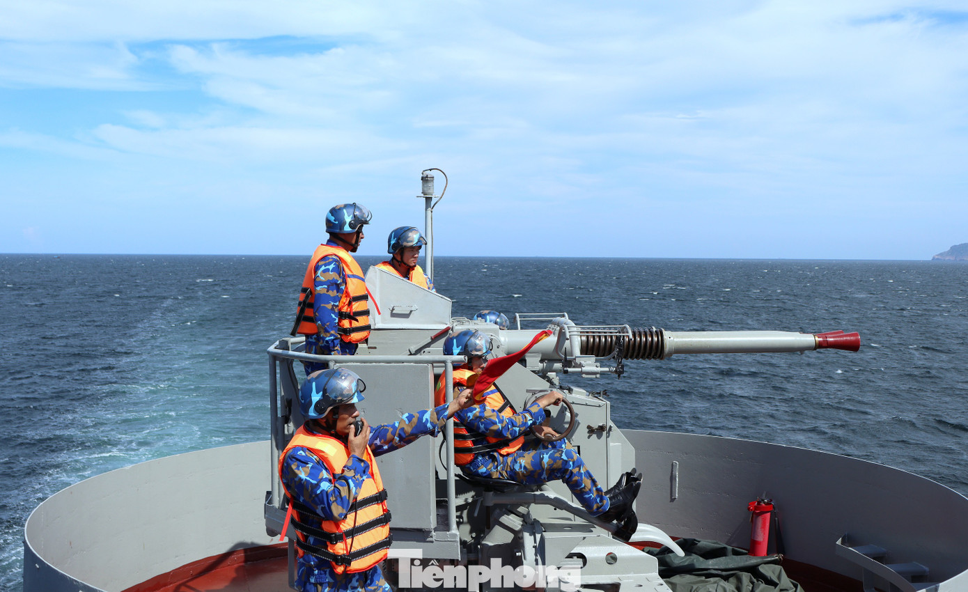 Cán bộ, chiến sĩ Lữ đoàn 955 đã hoàn thành tốt các nhiệm vụ huấn luyện, bắn đạn thật trên biển. Cán bộ, chiến sĩ Lữ đoàn 955 đã hoàn thành tốt các nhiệm vụ huấn luyện, bắn đạn thật trên biển.