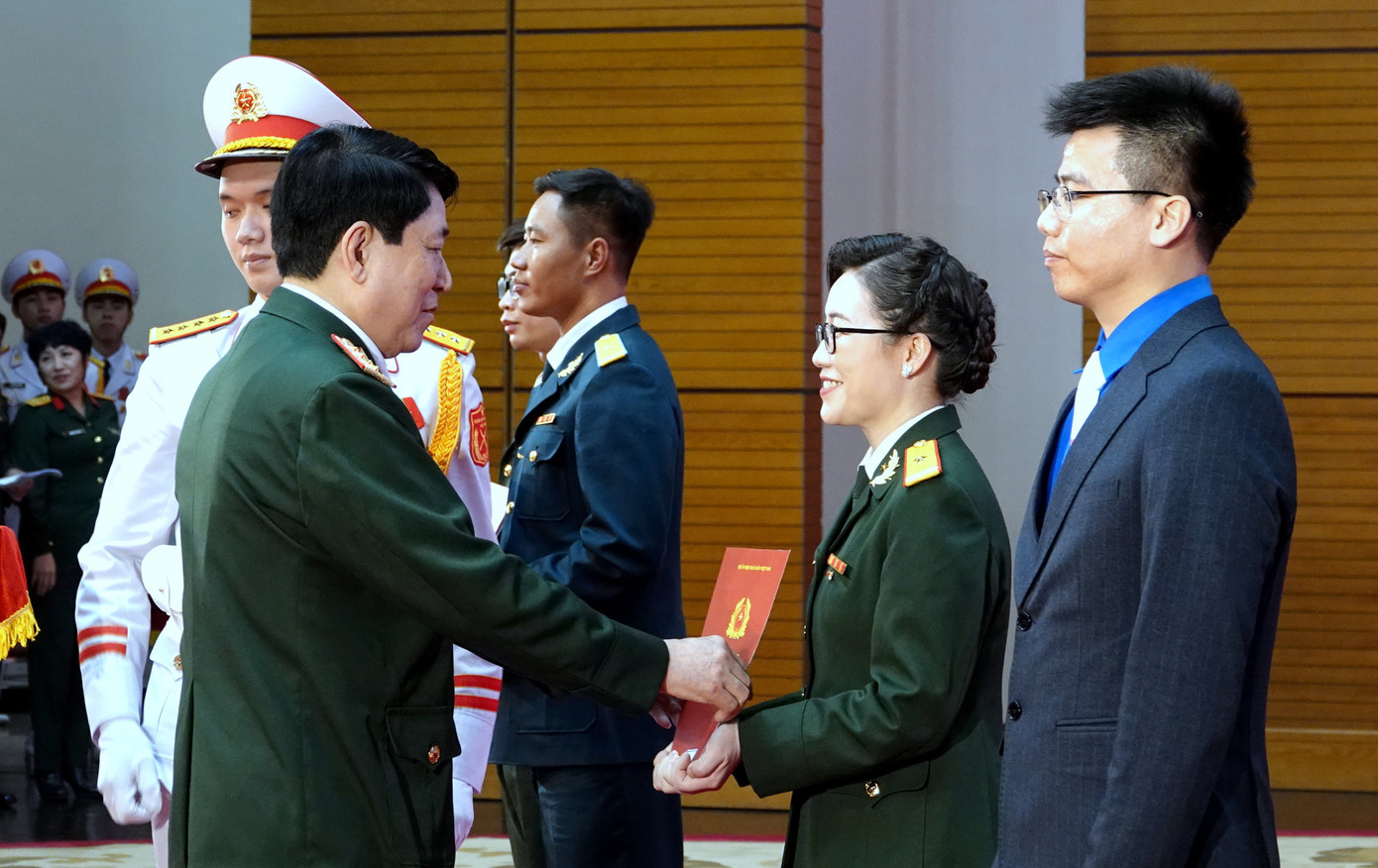 Đại tướng Lương Cường - Chủ nhiệm Tổng cục Chính trị QĐND Việt Nam, trao các Quyết định tuyển dụng cán bộ, phong, thăng quân hàm sĩ quan và nâng lương cho 4 GMTTB toàn quân năm 2023.