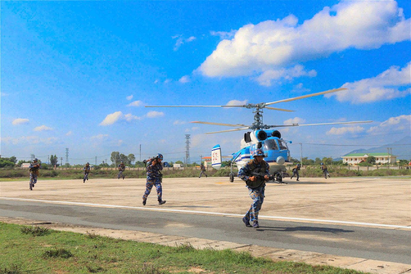 Lữ đoàn Hải quân đánh bộ 101 (Vùng 4 Hải quân) phối hợp với Lữ đoàn Không quân Hải quân 954 thuộc Quân chủng Hải quân huấn luyện hiệp đồng đổ bộ đường không. Lữ đoàn Hải quân đánh bộ 101 (Vùng 4 Hải quân) phối hợp với Lữ đoàn Không quân Hải quân 954 thuộc Quân chủng Hải quân huấn luyện hiệp đồng đổ bộ đường không.