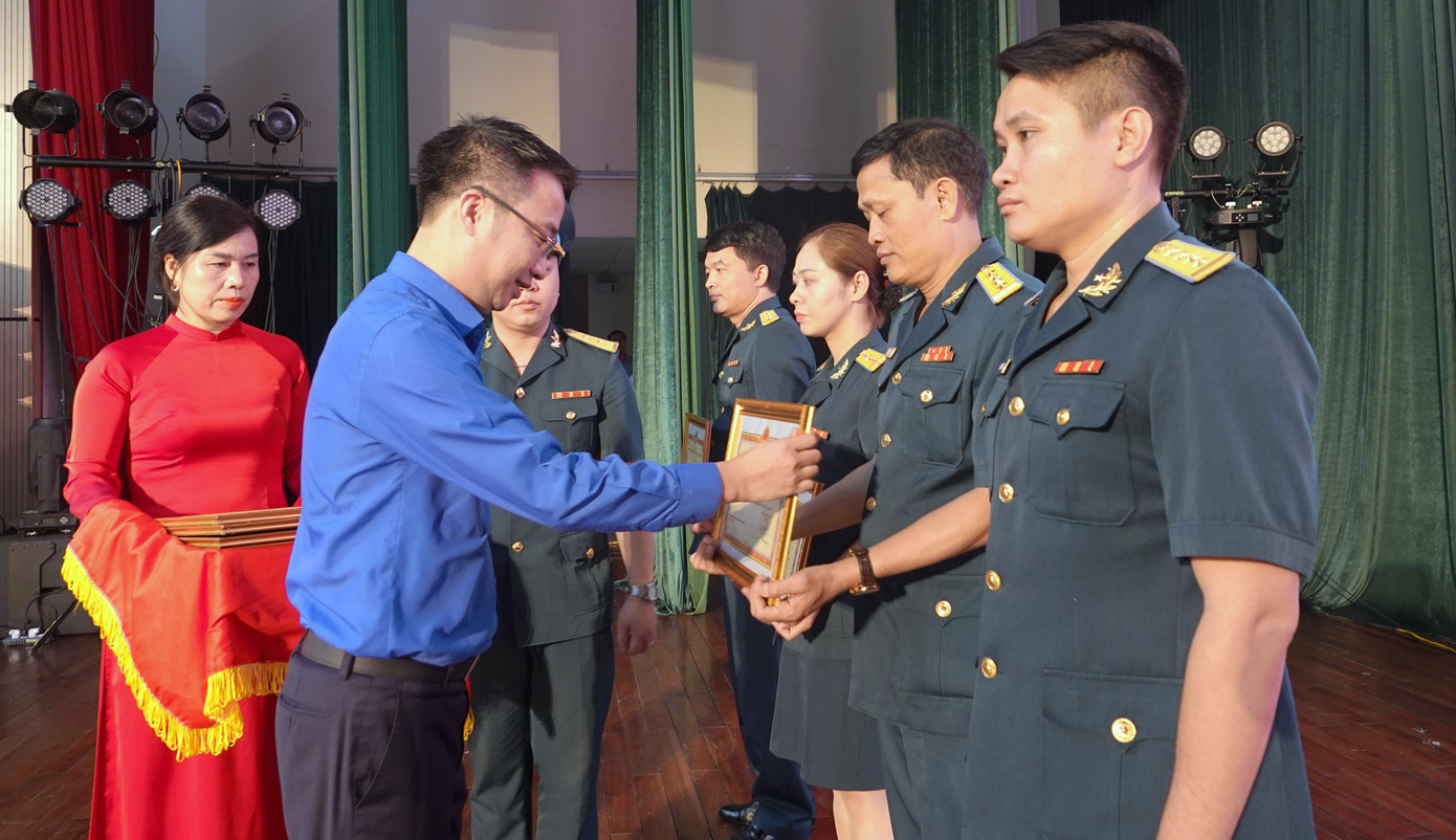 Lãnh đạo Trung ương Đoàn và Cục Chính trị Quân chủng PK-KQ trao thưởng cho các tập thể xuất sắc trong tham gia Giải thưởng "Sáng tạo trẻ" và Hội thi "Sản phẩm, đề tài sáng tạo". Lãnh đạo Trung ương Đoàn và Cục Chính trị Quân chủng PK-KQ trao thưởng cho các tập thể xuất sắc trong tham gia Giải thưởng "Sáng tạo trẻ" và Hội thi "Sản phẩm, đề tài sáng tạo".