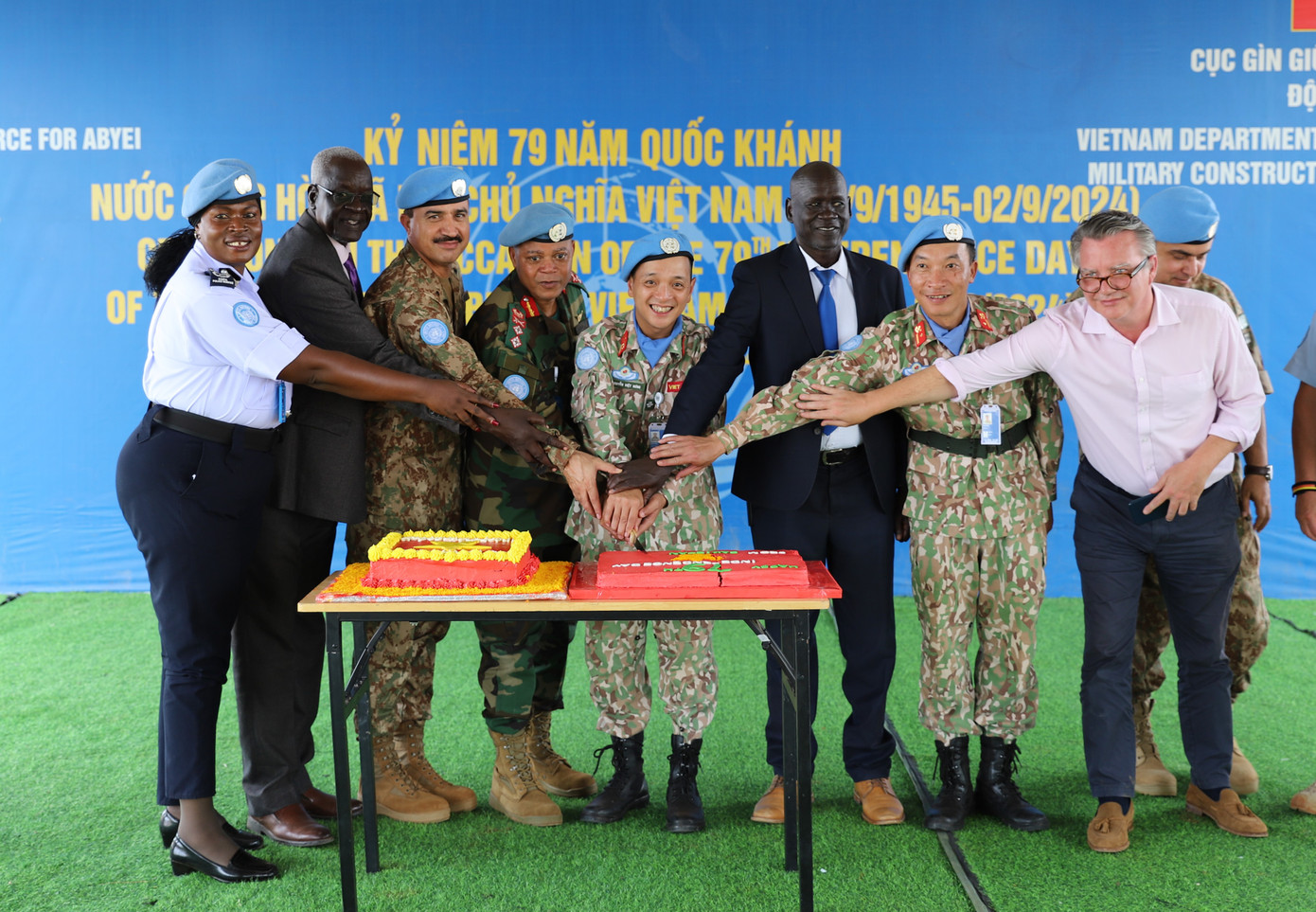 Đại biểu lãnh đạo Phái bộ UNISFA, đại diện chính quyền nước sở tại và lãnh đạo lực lượng GGHB Việt Nam tại Phái bộ cắt bánh chúc mừng ngày Quốc khánh Việt Nam.