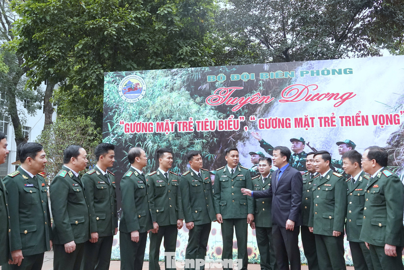 Lãnh đạo Trung ương Đoàn, Bộ tư lệnh Bộ đội Biên phòng và Ban Thanh niên Quân đội gặp gỡ, trò chuyện với các tấm gương tiêu biểu của tuổi trẻ BĐBP năm 2023, chiều 19/3. Ảnh: Nguyễn Minh Lãnh đạo Trung ương Đoàn, Bộ tư lệnh Bộ đội Biên phòng và Ban Thanh niên Quân đội gặp gỡ, trò chuyện với các tấm gương tiêu biểu của tuổi trẻ BĐBP năm 2023, chiều 19/3. Ảnh: Nguyễn Minh