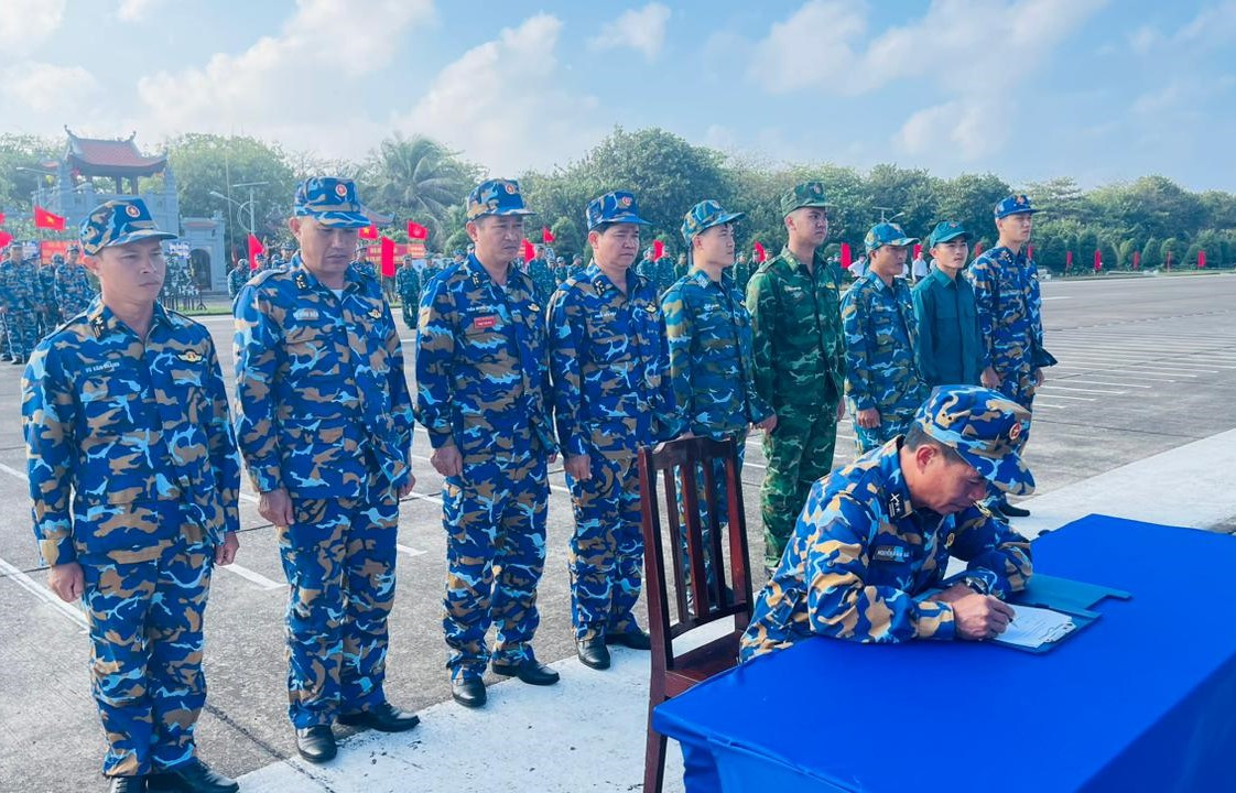 Ký kết giao ước thi đua giữa các bộ phận của đảo Trường Sa. Ký kết giao ước thi đua giữa các bộ phận của đảo Trường Sa.