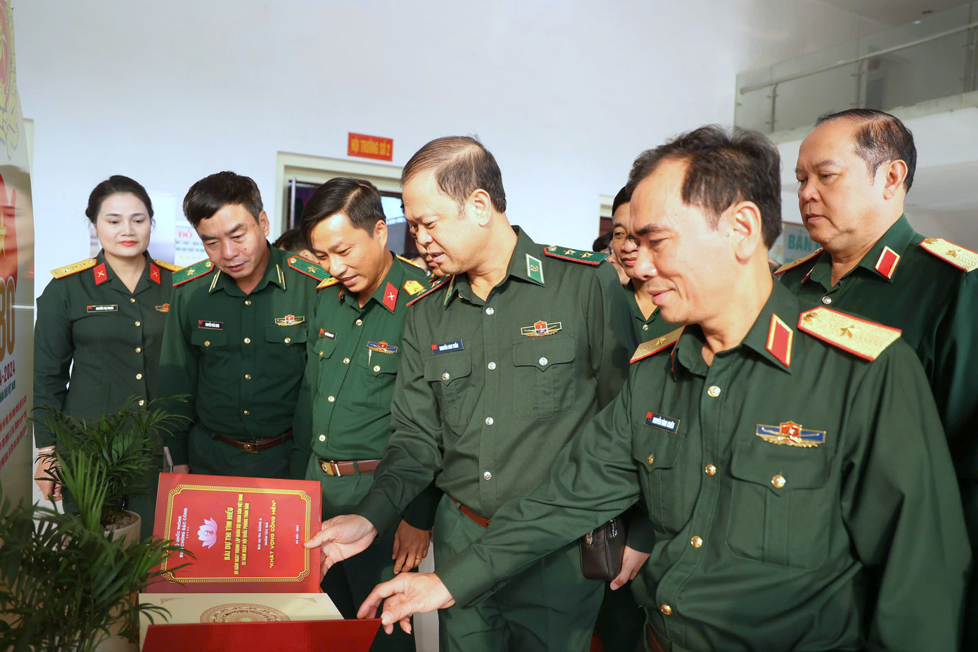 Lãnh đạo, chỉ huy các cơ quan, đơn vị tham quan khu trưng bày tại hội nghị. Lãnh đạo, chỉ huy các cơ quan, đơn vị tham quan khu trưng bày tại hội nghị.