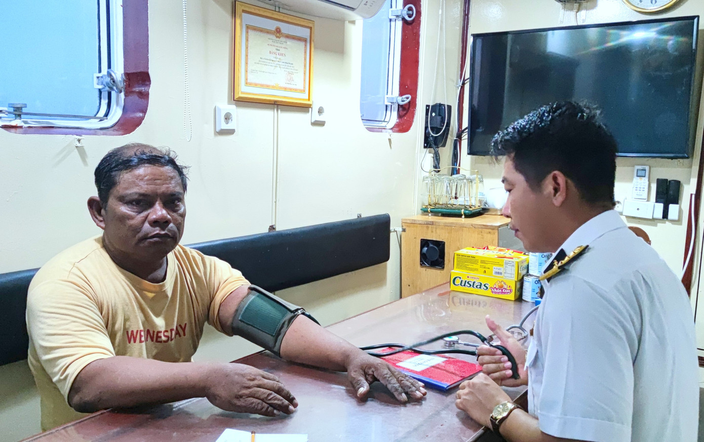 Quân y tàu 412 kiểm tra sức khỏe cho ngư dân Philippines.