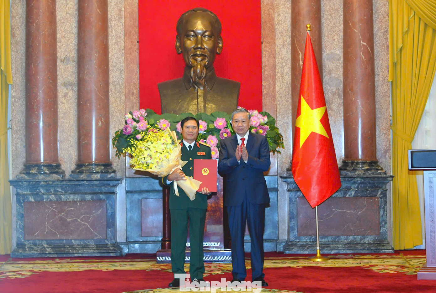 Tổng Bí thư, Chủ tịch nước Tô Lâm trao Quyết định thăng quân hàm từ Thượng tướng lên Đại tướng đối với Tổng Tham mưu trưởng Quân đội nhân dân Việt Nam Nguyễn Tân Cương, chiều 20/10. (Ảnh: Tuấn Huy)