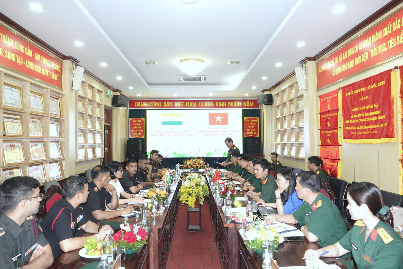 Quang cảnh buổi tọa đàm, giao lưu, chiều 7/8.