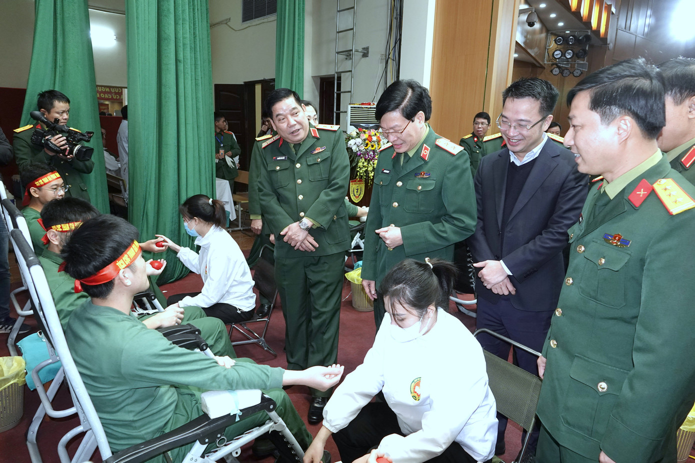 Lãnh đạo Tổng cục Chính trị và Trung ương Đoàn trò chuyện, động viên cán bộ, đoàn viên thanh niên Học viện Quân y tham gia hiến máu tình nguyện, tại lễ phát động. Lãnh đạo Tổng cục Chính trị và Trung ương Đoàn trò chuyện, động viên cán bộ, đoàn viên thanh niên Học viện Quân y tham gia hiến máu tình nguyện, tại lễ phát động.