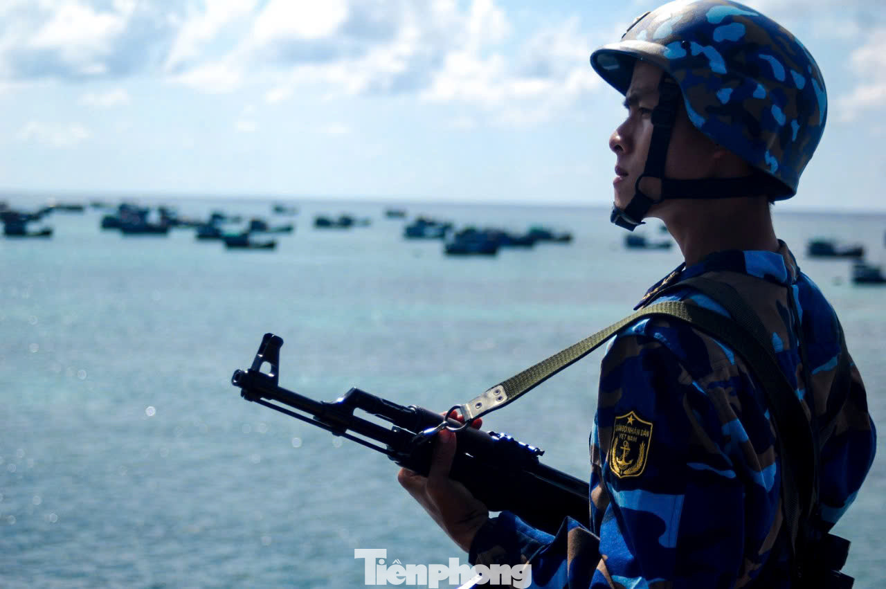 Gần 50 năm qua, các thế hệ cán bộ, chiến sĩ Vùng 4 Hải quân đã vượt qua muôn ngàn gian khó để xây đắp và tô thắm truyền thống vẻ vang “Chiến đấu anh dũng, khắc phục khó khăn, đoàn kết hiệp đồng, làm chủ vùng biển”. Gần 50 năm qua, các thế hệ cán bộ, chiến sĩ Vùng 4 Hải quân đã vượt qua muôn ngàn gian khó để xây đắp và tô thắm truyền thống vẻ vang “Chiến đấu anh dũng, khắc phục khó khăn, đoàn kết hiệp đồng, làm chủ vùng biển”.