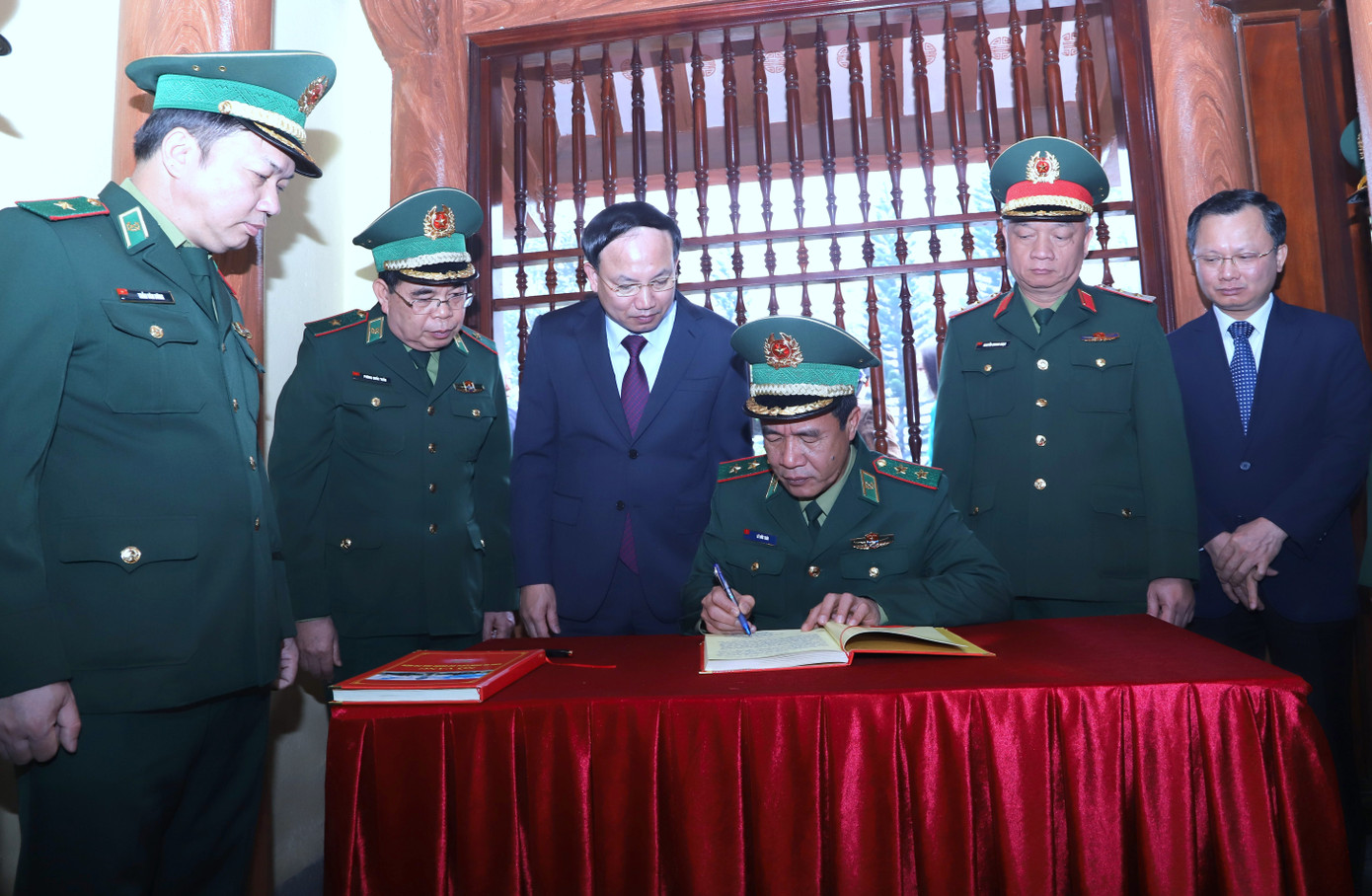 Ghi sổ vàng lưu niệm tại Khu di tích lịch sử quốc gia Pò Hèn, Tư lệnh Bộ đội Biên phòng Lê Đức Thái khẳng định: Tưởng nhớ, noi gương và tri ân các Anh hùng, Liệt sĩ, cán bộ, chiến sĩ Bộ đội Biên phòng nguyện đoàn kết một lòng, tuyệt đối trung thành với Đảng, Nhà nước và Nhân dân. Đồng thời thực hiện và hoàn thành xuất sắc nhiệm vụ quản lý, bảo vệ vững chắc chủ quyền lãnh thổ, an ninh biên giới quốc gia; xây dựng biên giới hòa bình, hữu nghị, ổn định, hợp tác và phát triển. Ghi sổ vàng lưu niệm tại Khu di tích lịch sử quốc gia Pò Hèn, Tư lệnh Bộ đội Biên phòng Lê Đức Thái khẳng định: Tưởng nhớ, noi gương và tri ân các Anh hùng, Liệt sĩ, cán bộ, chiến sĩ Bộ đội Biên phòng nguyện đoàn kết một lòng, tuyệt đối trung thành với Đảng, Nhà nước và Nhân dân. Đồng thời thực hiện và hoàn thành xuất sắc nhiệm vụ quản lý, bảo vệ vững chắc chủ quyền lãnh thổ, an ninh biên giới quốc gia; xây dựng biên giới hòa bình, hữu nghị, ổn định, hợp tác và phát triển.