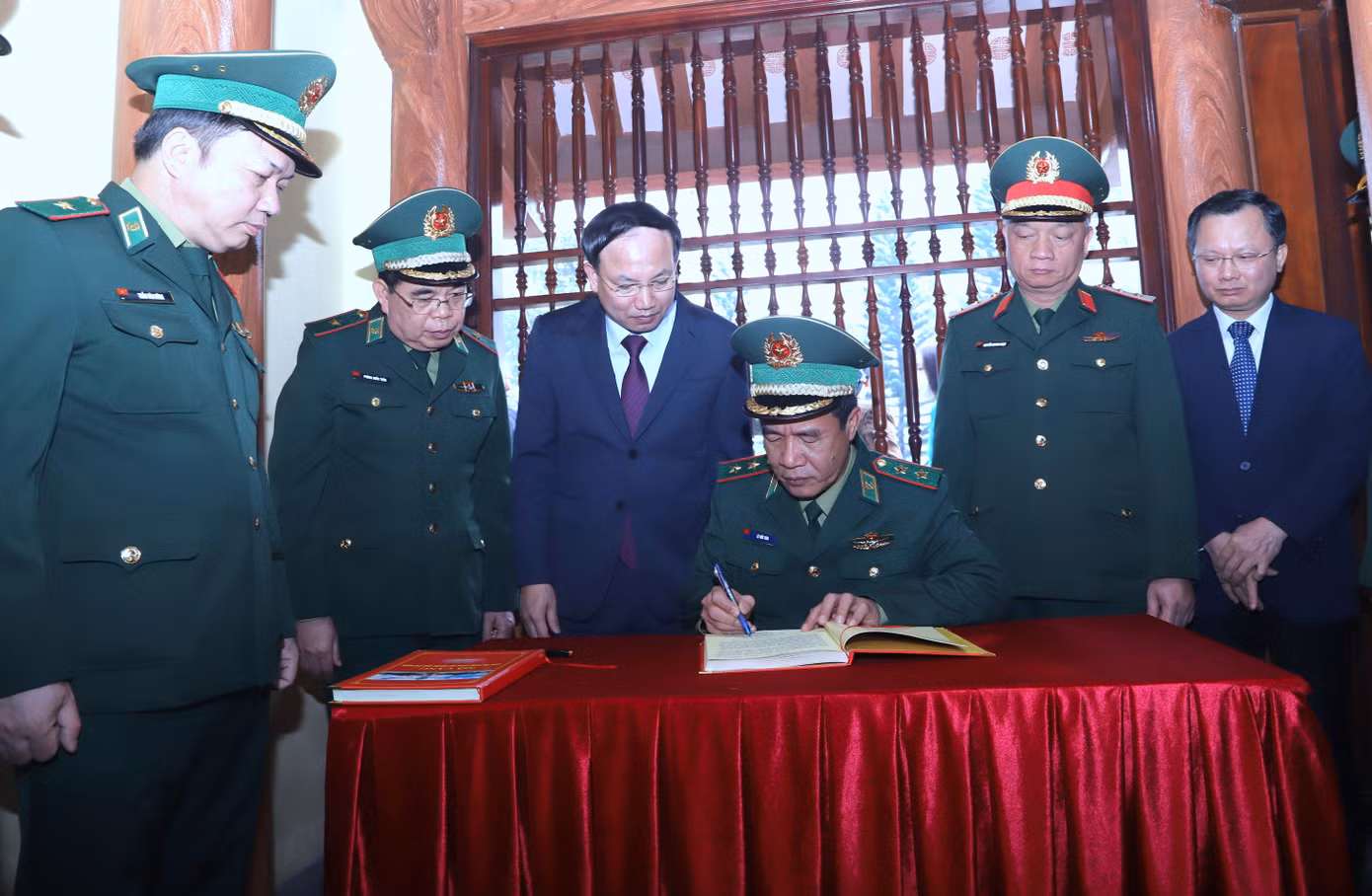 Ghi sổ vàng lưu niệm tại Khu di tích lịch sử quốc gia Pò Hèn, Tư lệnh Bộ đội Biên phòng Lê Đức Thái khẳng định: Tưởng nhớ, noi gương và tri ân các Anh hùng, Liệt sĩ, cán bộ, chiến sĩ Bộ đội Biên phòng nguyện đoàn kết một lòng, tuyệt đối trung thành với Đảng, Nhà nước và Nhân dân. Đồng thời thực hiện và hoàn thành xuất sắc nhiệm vụ quản lý, bảo vệ vững chắc chủ quyền lãnh thổ, an ninh biên giới quốc gia; xây dựng biên giới hòa bình, hữu nghị, ổn định, hợp tác và phát triển. Ghi sổ vàng lưu niệm tại Khu di tích lịch sử quốc gia Pò Hèn, Tư lệnh Bộ đội Biên phòng Lê Đức Thái khẳng định: Tưởng nhớ, noi gương và tri ân các Anh hùng, Liệt sĩ, cán bộ, chiến sĩ Bộ đội Biên phòng nguyện đoàn kết một lòng, tuyệt đối trung thành với Đảng, Nhà nước và Nhân dân. Đồng thời thực hiện và hoàn thành xuất sắc nhiệm vụ quản lý, bảo vệ vững chắc chủ quyền lãnh thổ, an ninh biên giới quốc gia; xây dựng biên giới hòa bình, hữu nghị, ổn định, hợp tác và phát triển.