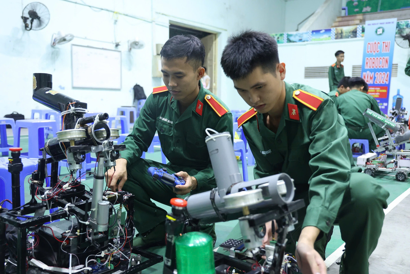 Thành viên một đội thi hiệu chỉnh robot trước khi bước vào tranh tài. Thành viên một đội thi hiệu chỉnh robot trước khi bước vào tranh tài.