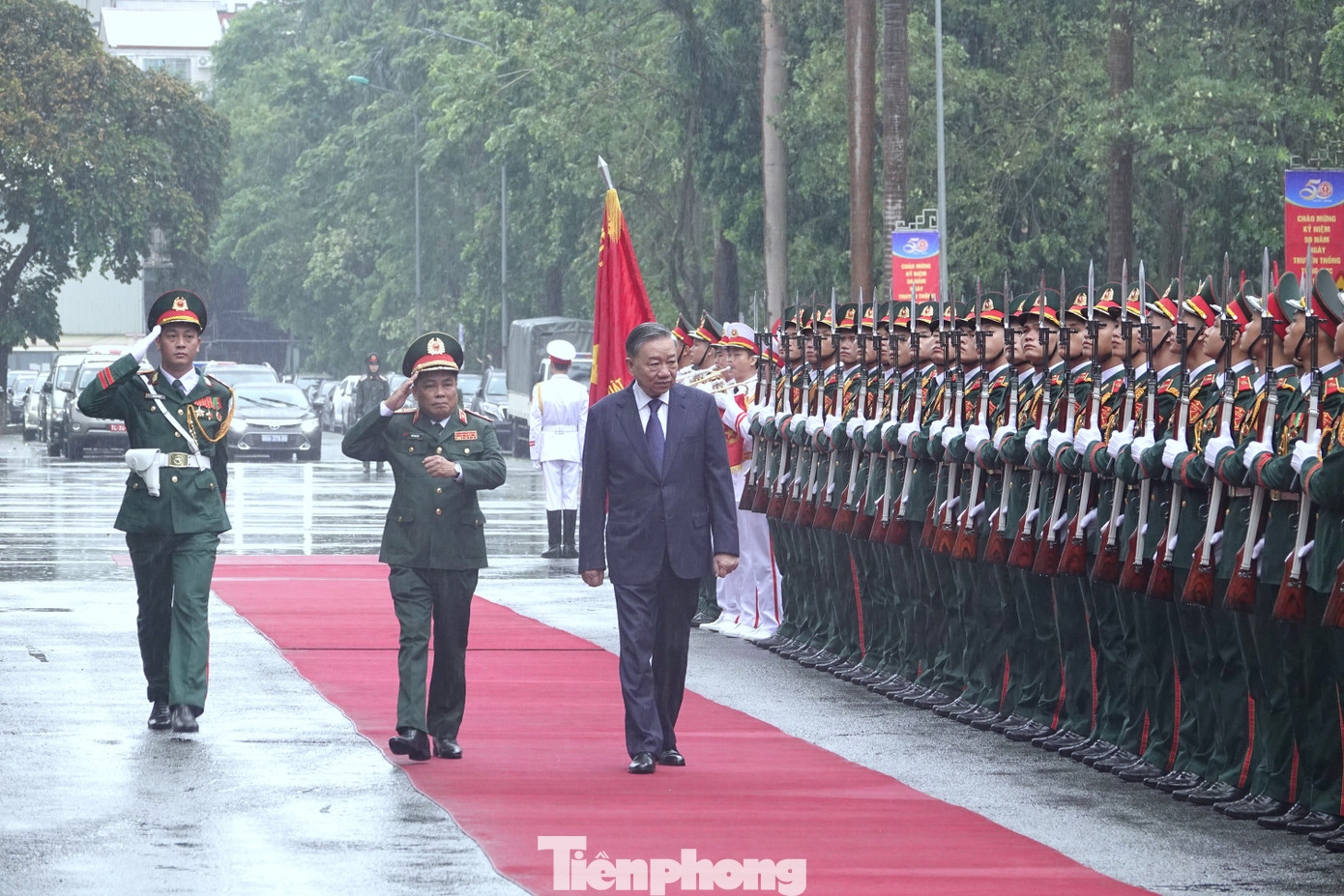 Tổng Bí thư, Chủ tịch nước Tô Lâm duyệt Đội danh dự Tổng cục Kỹ thuật khi tới dự lễ kỷ niệm, sáng 10/9.