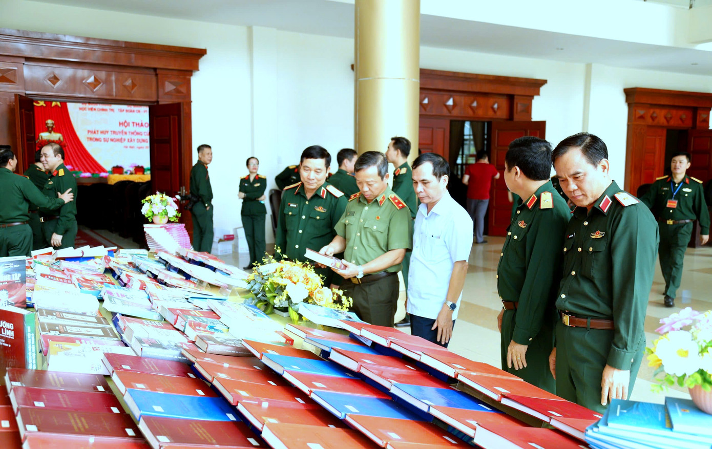 Các đại biểu tham quan khu vực trưng bày các ấn phẩm về QĐND Việt Nam tại hội thảo.