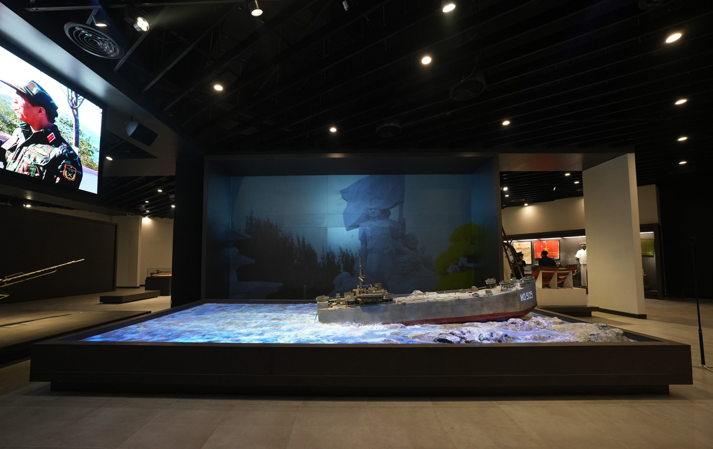 Mô hình trưng bày tái hiện trận chiến bảo vệ chủ quyền quần đảo Trường Sa của Hải quân nhân dân Việt Nam, tháng 3/1988. Mô hình trưng bày tái hiện trận chiến bảo vệ chủ quyền quần đảo Trường Sa của Hải quân nhân dân Việt Nam, tháng 3/1988.