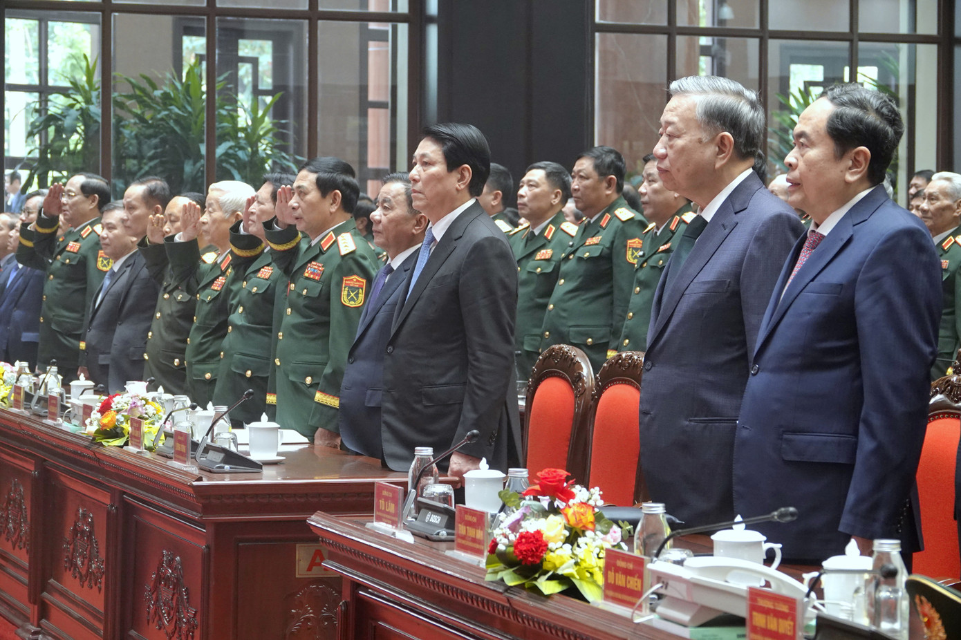 Tổng Bí thư Tô Lâm, Chủ tịch nước Lương Cường, Chủ tịch Quốc hội Trần Thanh Mẫn cùng các đại biểu làm lễ chào cờ tại lễ kỷ niệm, sáng 12/12. Tổng Bí thư Tô Lâm, Chủ tịch nước Lương Cường, Chủ tịch Quốc hội Trần Thanh Mẫn cùng các đại biểu làm lễ chào cờ tại lễ kỷ niệm, sáng 12/12.