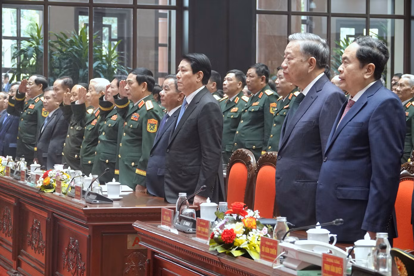 Tổng Bí thư Tô Lâm, Chủ tịch nước Lương Cường, Chủ tịch Quốc hội Trần Thanh Mẫn cùng các đại biểu làm lễ chào cờ tại lễ kỷ niệm, sáng 12/12. Tổng Bí thư Tô Lâm, Chủ tịch nước Lương Cường, Chủ tịch Quốc hội Trần Thanh Mẫn cùng các đại biểu làm lễ chào cờ tại lễ kỷ niệm, sáng 12/12.