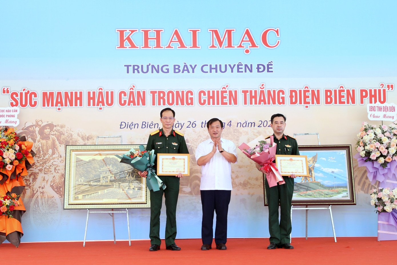 Lãnh đạo UBND tỉnh Điện Biên tặng Bằng khen tập thể, cá nhân có thành tích xuất sắc trong tham gia tổ chức trưng bày ảnh, tư liệu hiện vật chuyên đề “Sức mạnh hậu cần trong chiến thắng Điện Biên Phủ”. Lãnh đạo UBND tỉnh Điện Biên tặng Bằng khen tập thể, cá nhân có thành tích xuất sắc trong tham gia tổ chức trưng bày ảnh, tư liệu hiện vật chuyên đề “Sức mạnh hậu cần trong chiến thắng Điện Biên Phủ”.
