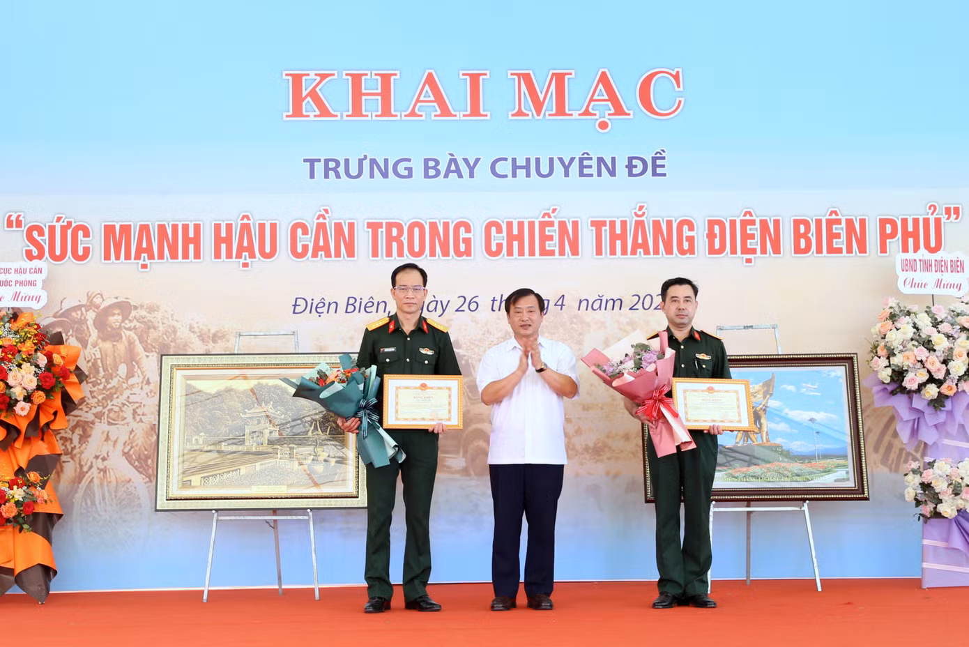 Lãnh đạo UBND tỉnh Điện Biên tặng Bằng khen tập thể, cá nhân có thành tích xuất sắc trong tham gia tổ chức trưng bày ảnh, tư liệu hiện vật chuyên đề “Sức mạnh hậu cần trong chiến thắng Điện Biên Phủ”.