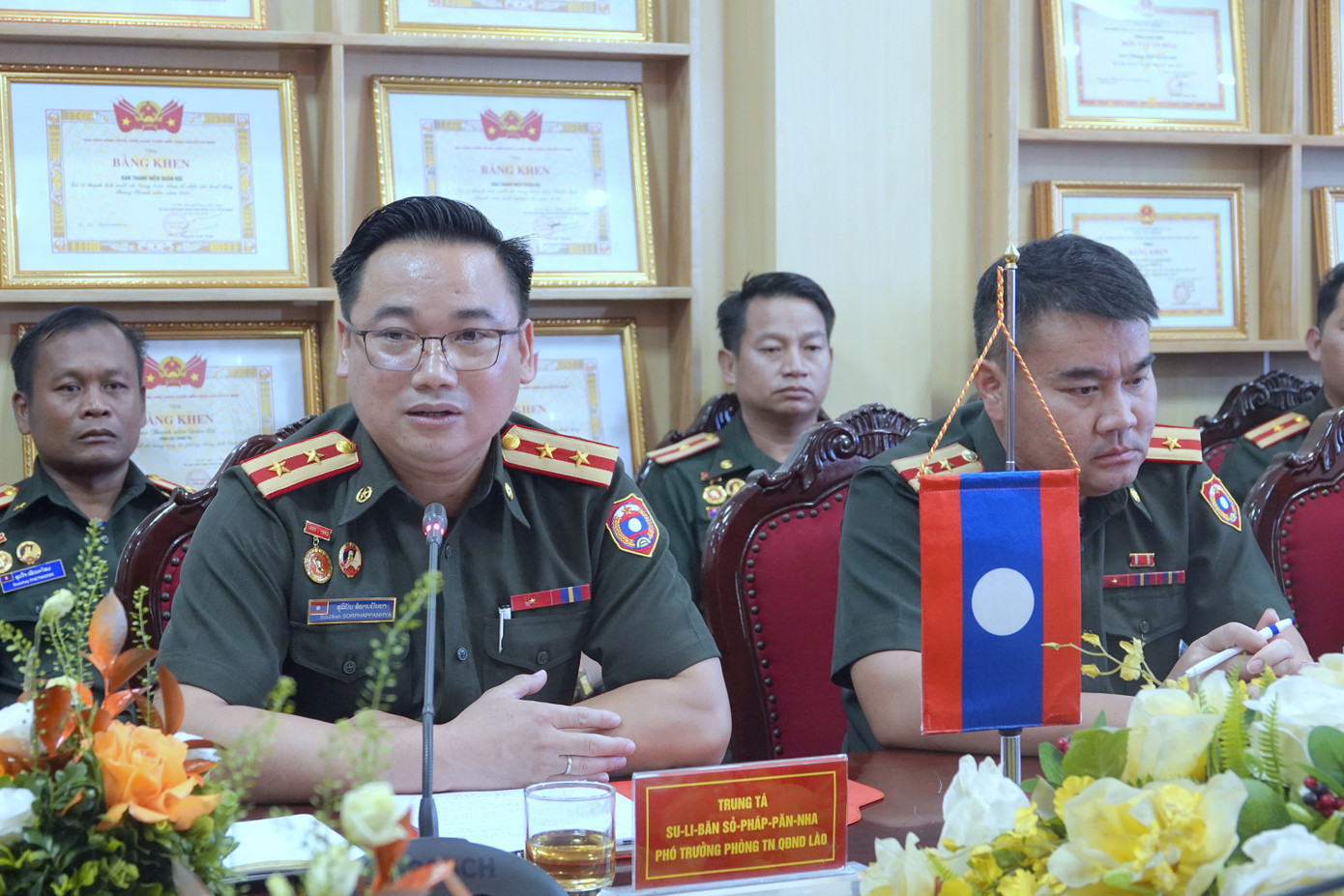 Trung tá Suliban Sorphap Panhya - Phó Trưởng Phòng Thanh niên QĐND Lào, phát biểu tại tọa đàm. Trung tá Suliban Sorphap Panhya - Phó Trưởng Phòng Thanh niên QĐND Lào, phát biểu tại tọa đàm.