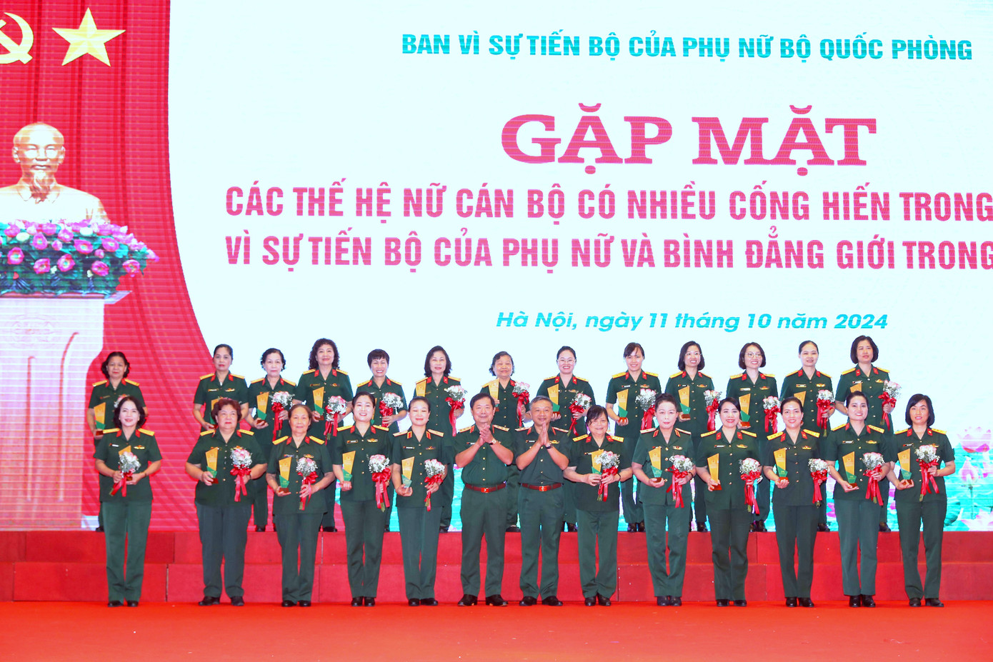 Lãnh đạo Bộ Quốc phòng trao biểu trưng tặng các thế hệ lãnh đạo, chỉ huy, cán bộ, nhân viên Ban Phụ nữ Quân đội.