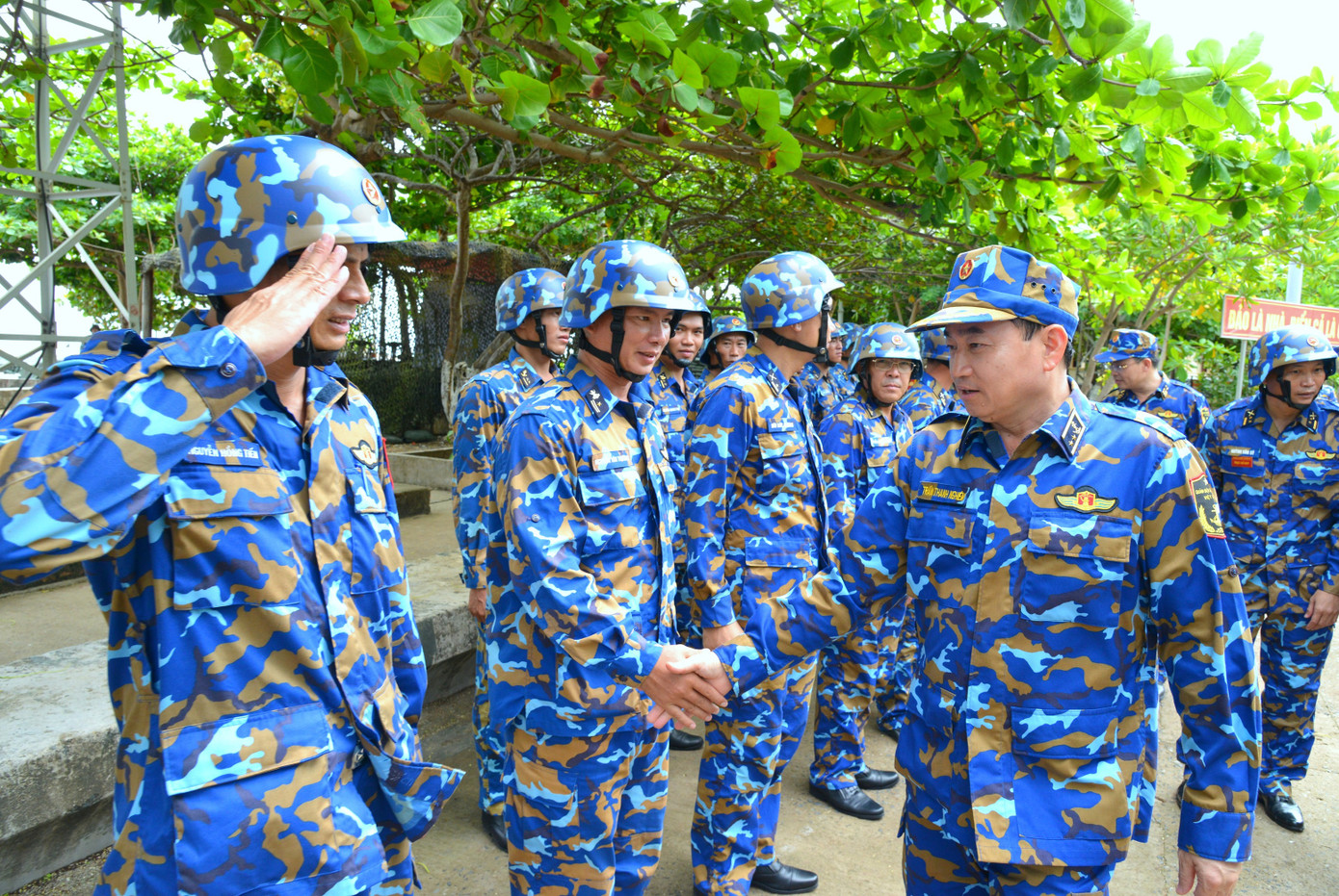 Cán bộ, chiến sĩ đảo Trường Sa Đông đón Tư lệnh Hải quân thăm đảo. Ảnh: Trọng Thiết Cán bộ, chiến sĩ đảo Trường Sa Đông đón Tư lệnh Hải quân thăm đảo. Ảnh: Trọng Thiết