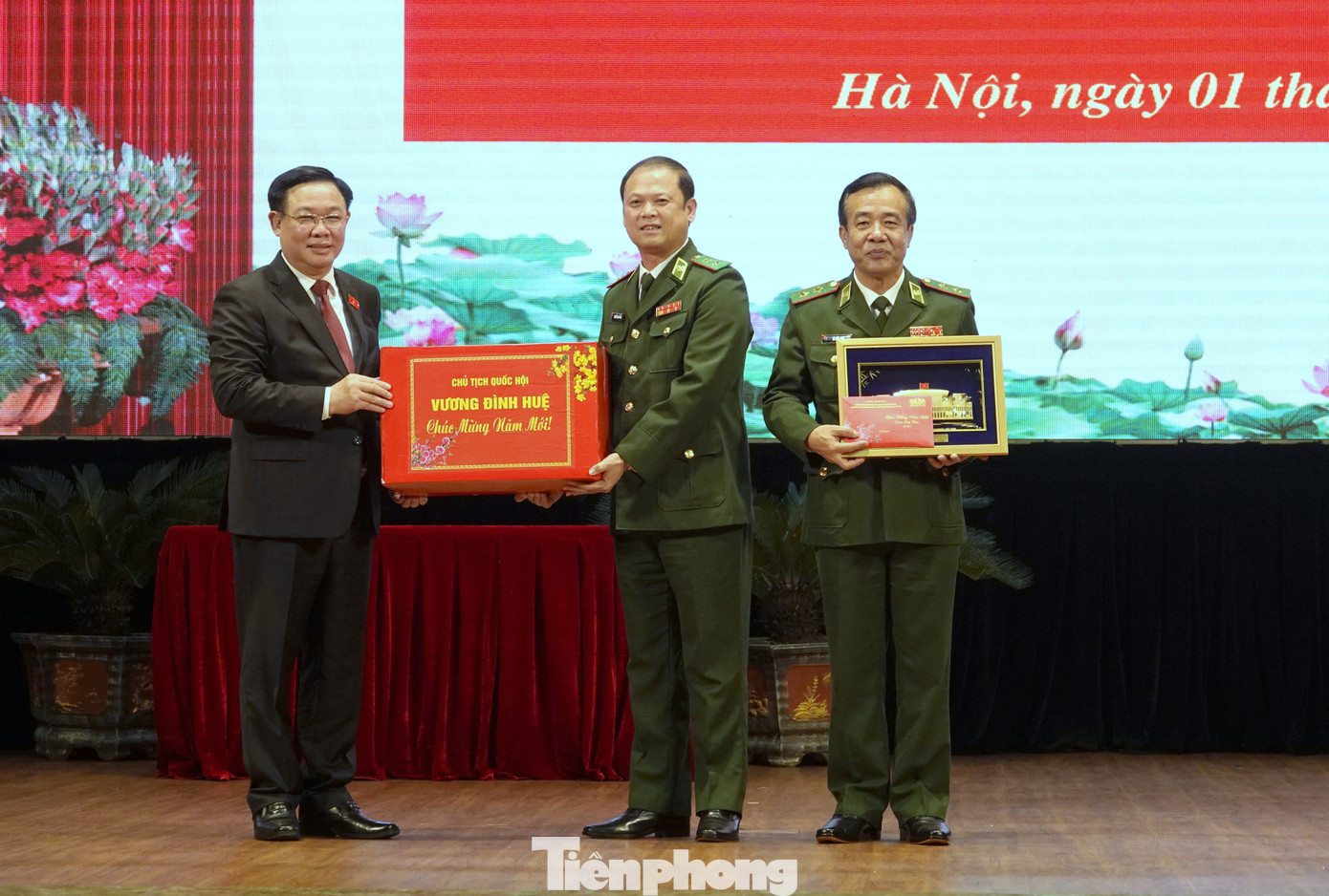 Chủ tịch Quốc hội Vương Đình Huệ trao quà Tết tặng lực lượng biên phòng. Chủ tịch Quốc hội Vương Đình Huệ trao quà Tết tặng lực lượng biên phòng.