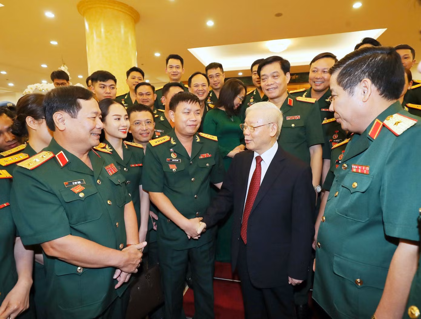 Tổng Bí thư, Bí thư Quân ủy T.Ư Nguyễn Phú Trọng trò chuyện với các đại biểu ưu tú của thanh niên Quân đội dự Đại hội đại biểu Đoàn TNCS Hồ Chí Minh Quân đội lần thứ X, tháng 10/2022. Ảnh: TTXVN