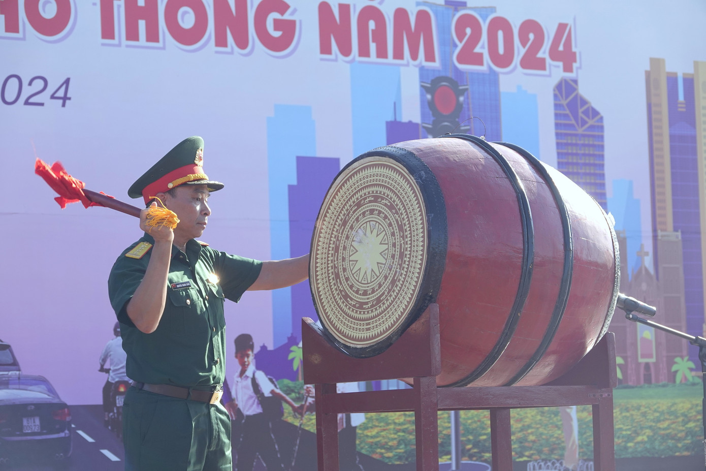 Đại tá Nguyễn Thanh Xuân - Phó Chủ nhiệm Chính trị Quân khu 5, đánh trống khai hội tại ngày hội. Đại tá Nguyễn Thanh Xuân - Phó Chủ nhiệm Chính trị Quân khu 5, đánh trống khai hội tại ngày hội.