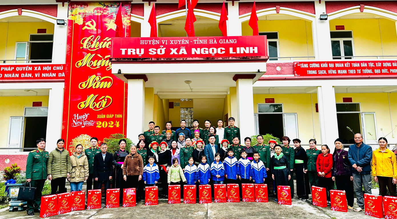 Đoàn công tác trao quà Tết tặng người dân và các em học sinh ở xã Ngọc Linh, huyện Vị Xuyên. Đoàn công tác trao quà Tết tặng người dân và các em học sinh ở xã Ngọc Linh, huyện Vị Xuyên.