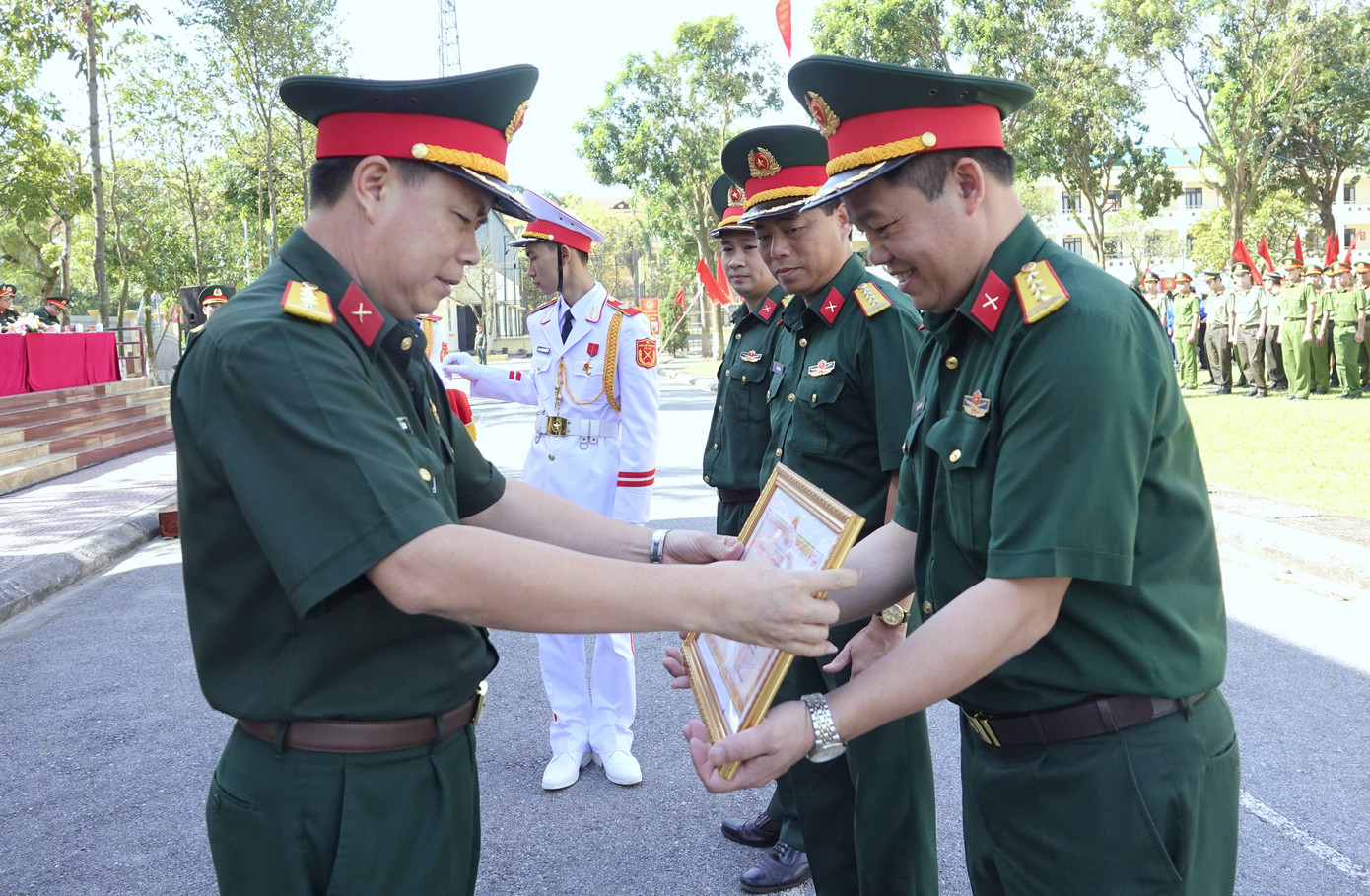 Thừa ủy quyền của thủ trưởng Tổng cục Chính trị, Đại tá Trần Viết Năng trao Bằng khen tặng các tập thể, cá nhân tiêu biểu trong tham gia tổ chức ngày hội.