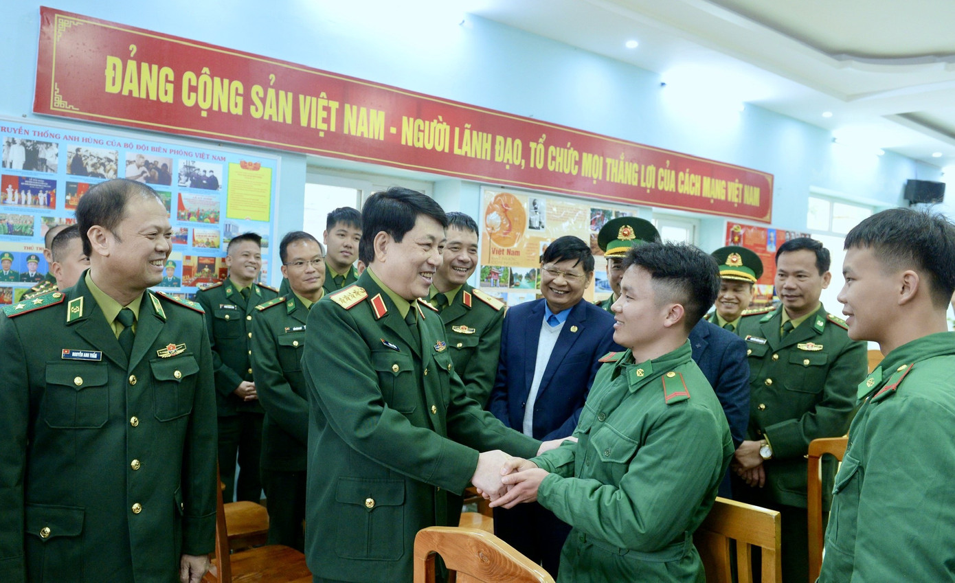 Đại tướng Lương Cường thăm hỏi, chúc Tết cán bộ, chiến sĩ Đồn Biên phòng Cửa khẩu quốc tế Thanh Thủy.