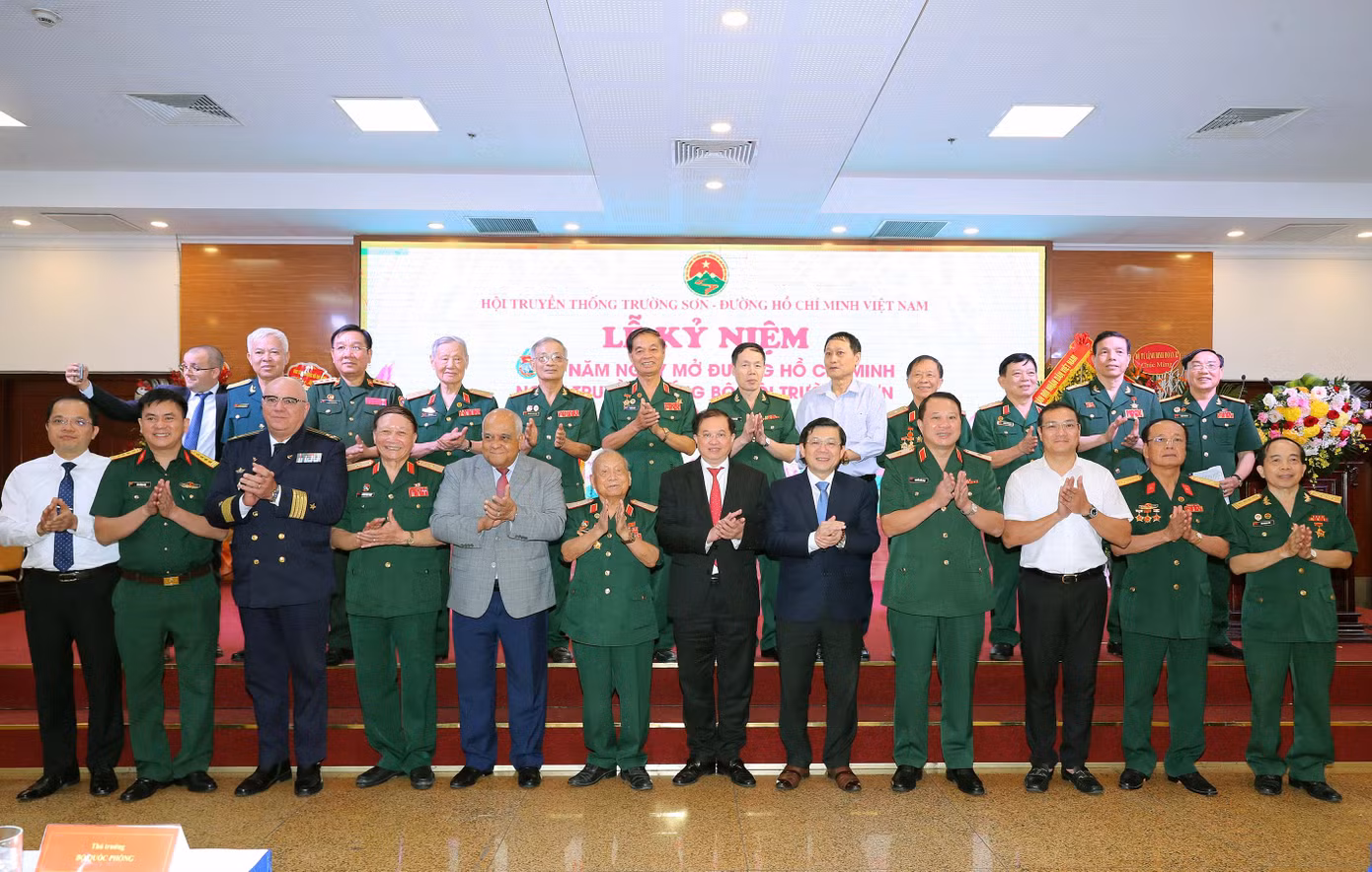 Các đại biểu dự lễ kỷ niệm, sáng 16/5. Các đại biểu dự lễ kỷ niệm, sáng 16/5.
