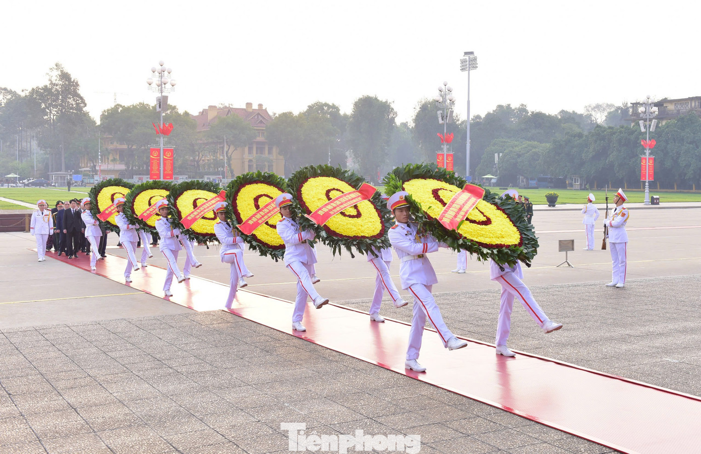 Chiến sĩ Đoàn 275 (Bộ Tư lệnh Bảo vệ Lăng Chủ tịch Hồ Chí Minh) trang trọng đưa các vòng hoa của Ban Chấp hành Trung ương Đảng, Chủ tịch nước, Quốc hội, Chính phủ, Ủy ban Trung ương MTTQ Việt Nam và Quân ủy Trung ương - Bộ Quốc phòng vào Lăng viếng Chủ tịch Hồ Chí Minh.