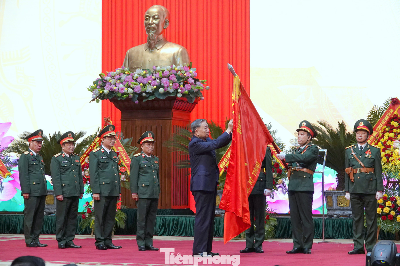 Tổng Bí thư, Chủ tịch nước Tô Lâm trao Huân chương Hồ Chí Minh tặng Tổng cục Kỹ thuật.