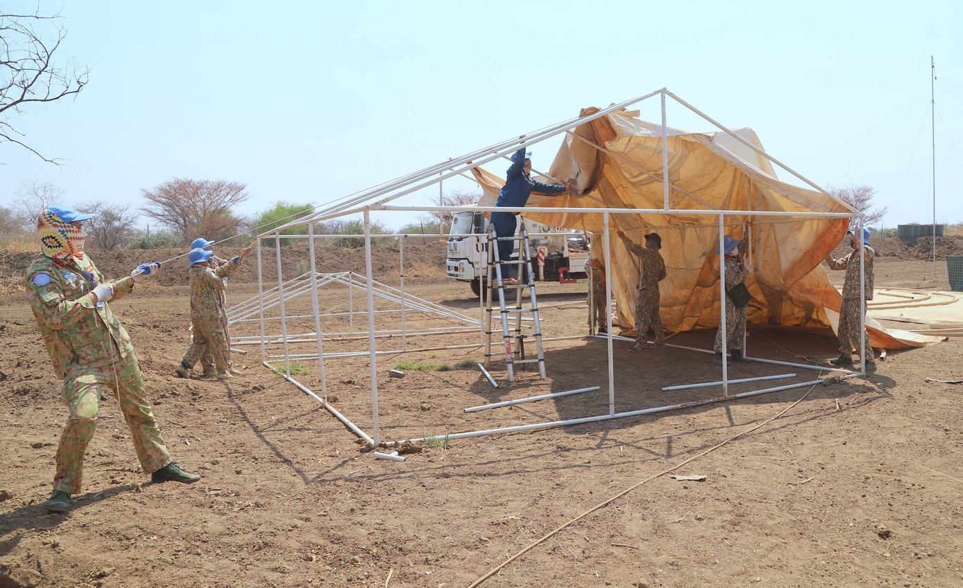 Dưới thời tiết nắng gắt hơn 40 độ C, không một bóng mát nhưng với tinh thần quyết tâm, cán bộ, nhân viên Đội Công binh Việt Nam đã nhanh chóng lắp ghép, bố trí lều, bạt đảm bảo nơi ăn, chốn ở, chuẩn bị tốt nhất cho việc thực hiện nhiệm vụ tại địa bàn nằm xa căn cứ.