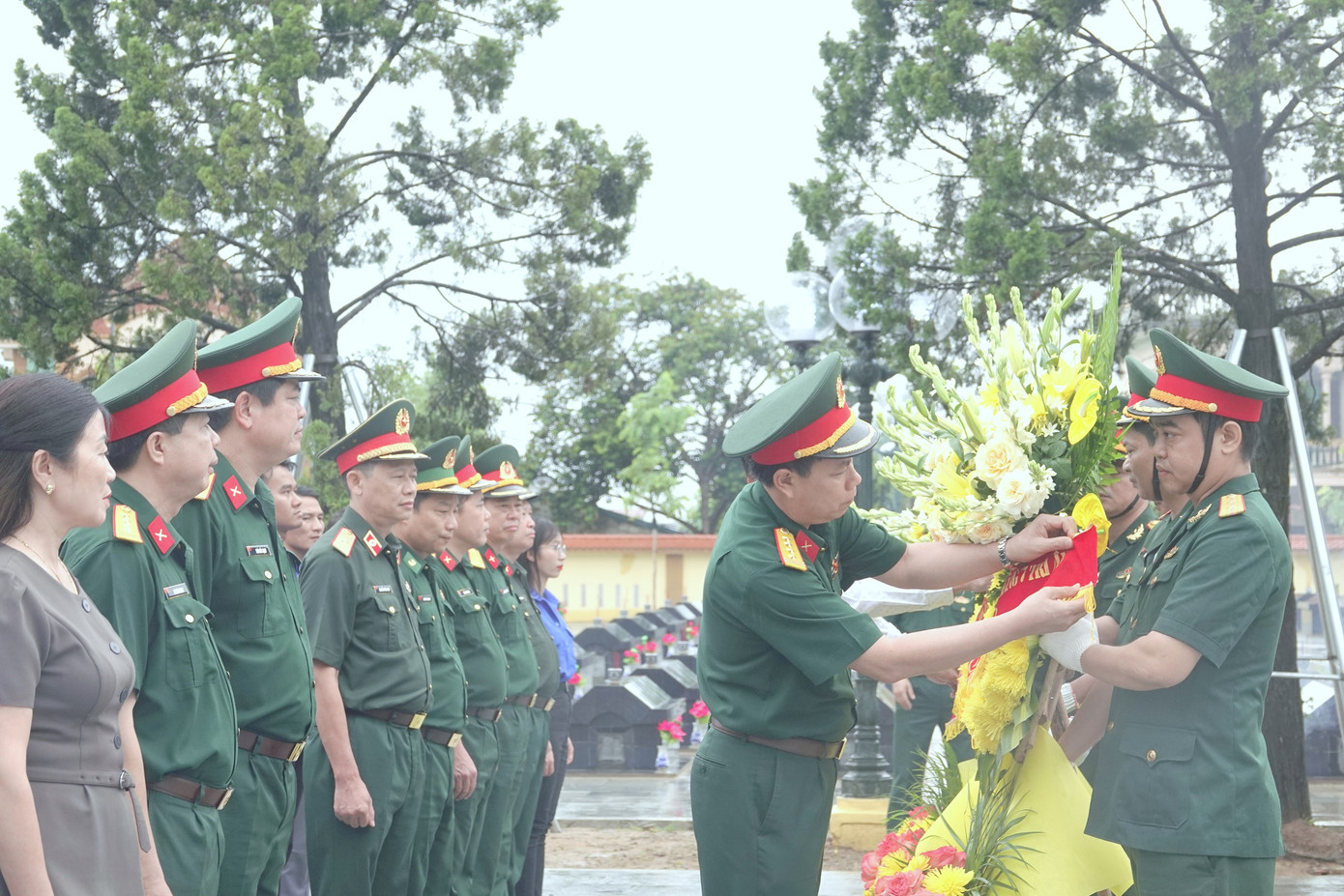 Sáng 18/7, lễ dâng hoa, dâng hương tại Nghĩa trang Liệt sĩ huyện Hoằng Hoá có sự tham dự của Thiếu tướng PGS.TS Nguyễn Văn Nam - Phó Chính ủy Học viện Quân y; Đại tá Trần Viết Năng - Trưởng ban Thanh niên Quân đội (Trưởng ban Tổ chức chương trình); Đại tá Thái Đức Hạnh - Phó Chủ nhiệm Chính trị Quân khu 4; Đại tá Lê Văn Trung - Chính ủy Bộ Chỉ huy Quân sự tỉnh Thanh Hóa; Phó Bí thư Tỉnh Đoàn Thanh Hoá Lê Ngọc Ánh; đại biểu các cơ quan, đơn vị trong và ngoài Quân đội.