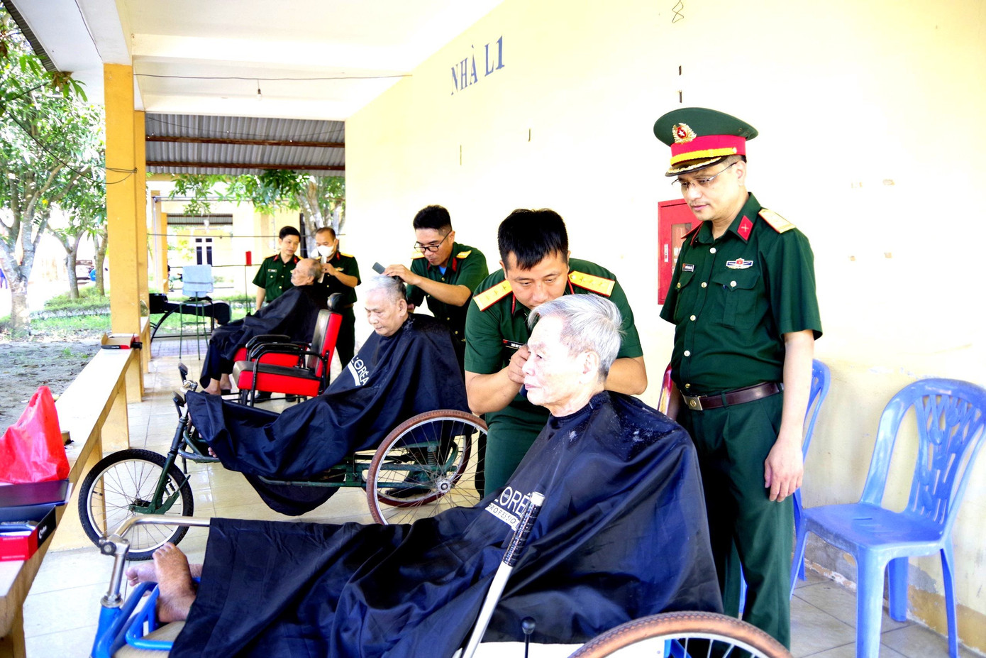 Cán bộ, nhân viên Cục Hậu cần Quân khu 4 cắt tóc cho các thương binh ở Trung tâm Điều dưỡng thương binh tỉnh Nghệ An. Cán bộ, nhân viên Cục Hậu cần Quân khu 4 cắt tóc cho các thương binh ở Trung tâm Điều dưỡng thương binh tỉnh Nghệ An.