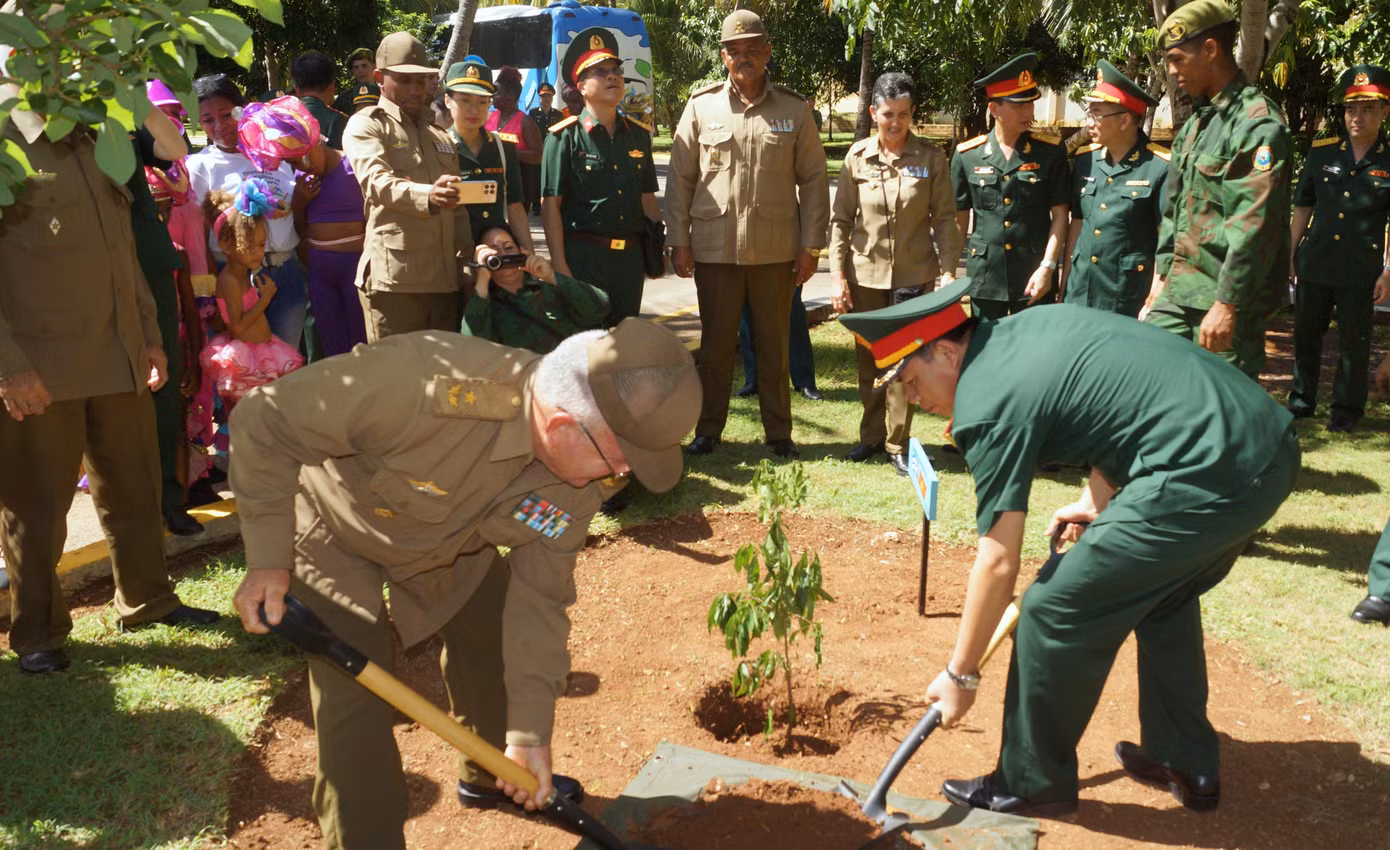 Đại biểu hai nước trồng cây lưu niệm tại Lữ đoàn cơ động đặc biệt. Đại biểu hai nước trồng cây lưu niệm tại Lữ đoàn cơ động đặc biệt.