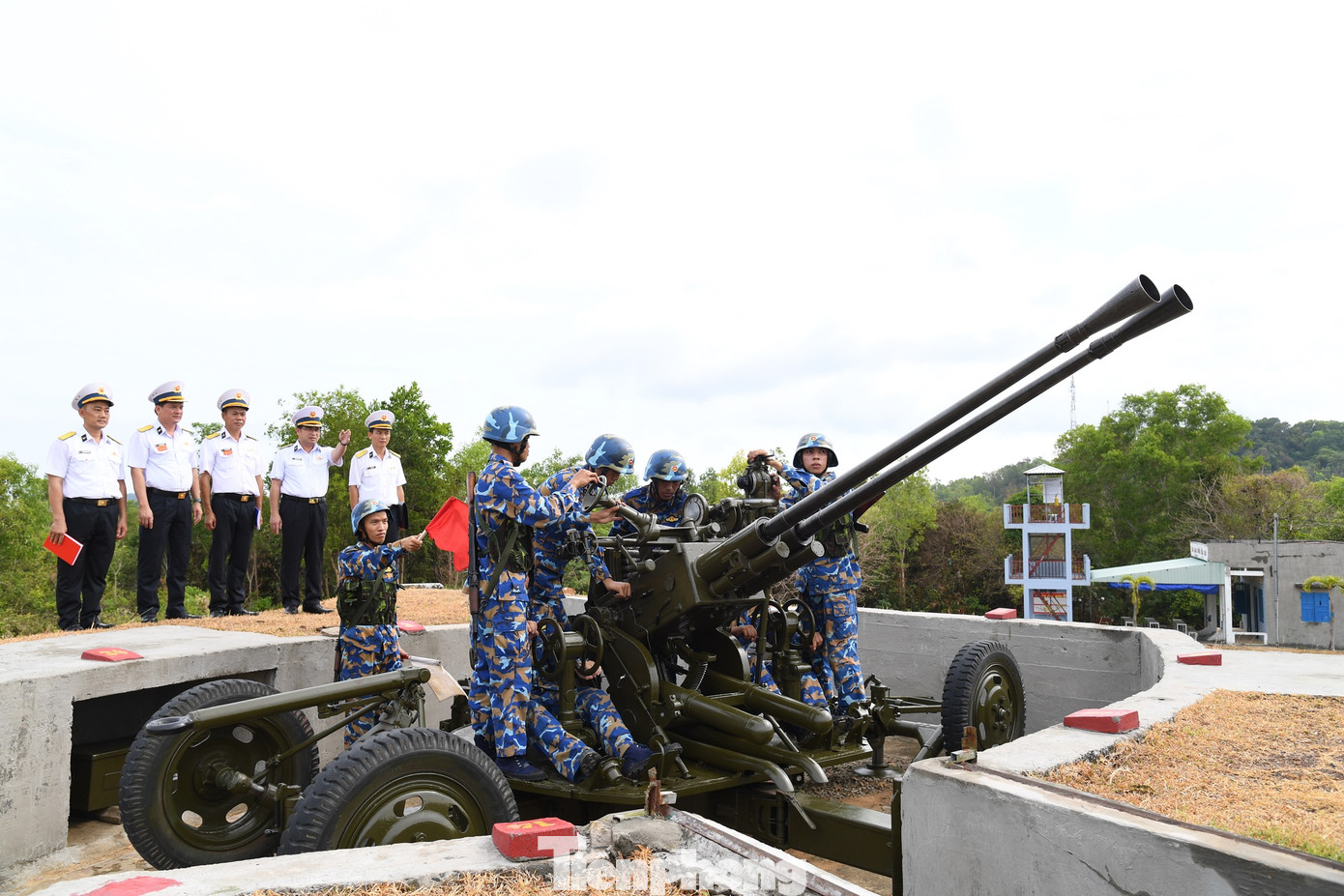 Cán bộ, chiến sĩ Đại đội 84, Tiểu đoàn Pháo phòng không 553 thực hành xử trí tình huống báo động phòng không. Cán bộ, chiến sĩ Đại đội 84, Tiểu đoàn Pháo phòng không 553 thực hành xử trí tình huống báo động phòng không.