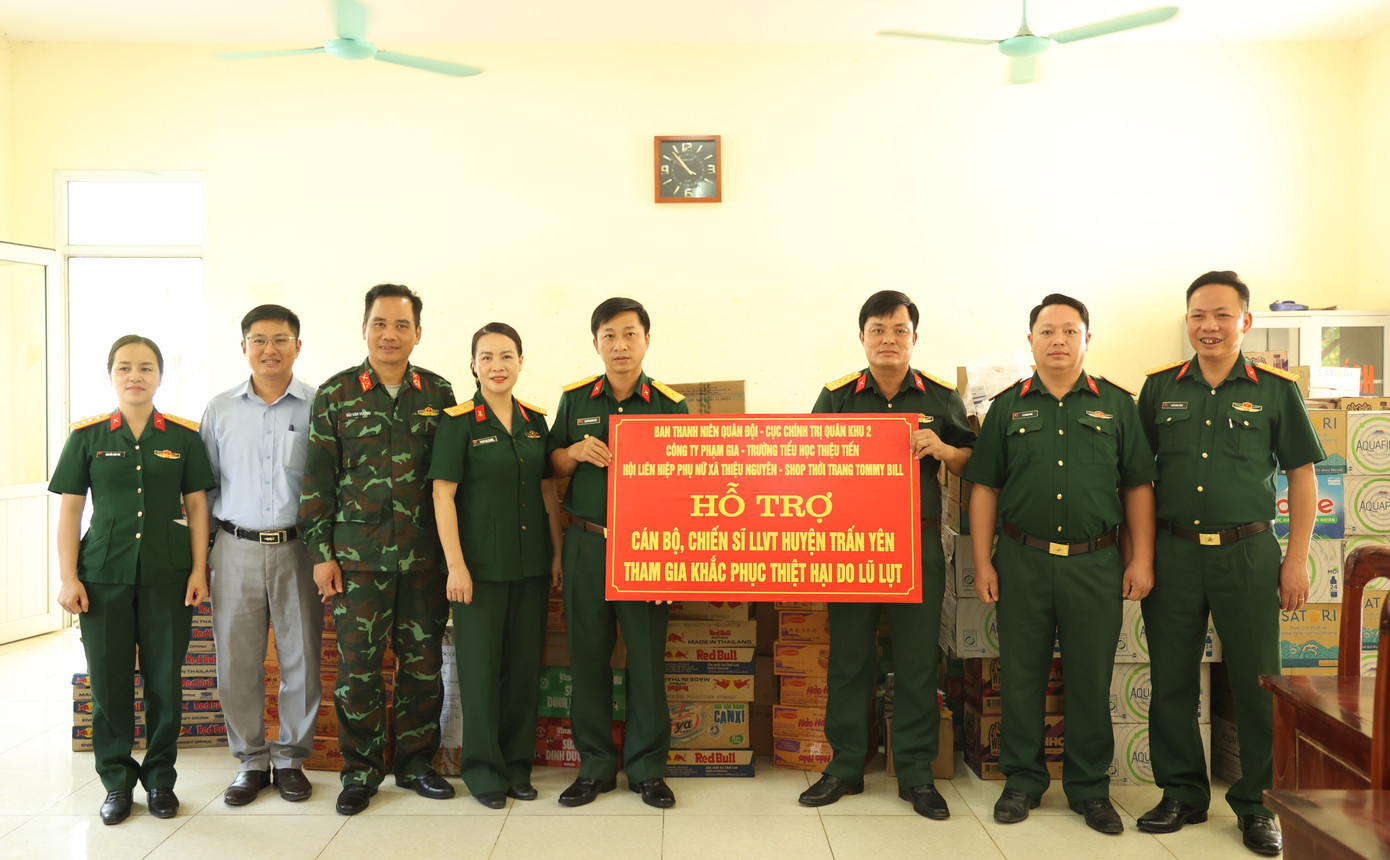 Các phần quà được đoàn công tác trao tặng tới nhân dân huyện Trấn Yên (tỉnh Yên Bái) và cán bộ, chiến sĩ lực lượng vũ trang huyện Trấn Yên bao gồm 2,5 tấn gạo; 1.450 thùng sữa, bánh, mỳ tôm, nước tăng lực, nước tinh khiết; 500 túi thuốc; 300 bộ quần áo cùng một số nhu yếu phẩm thiết yếu khác. Các phần quà được đoàn công tác trao tặng tới nhân dân huyện Trấn Yên (tỉnh Yên Bái) và cán bộ, chiến sĩ lực lượng vũ trang huyện Trấn Yên bao gồm 2,5 tấn gạo; 1.450 thùng sữa, bánh, mỳ tôm, nước tăng lực, nước tinh khiết; 500 túi thuốc; 300 bộ quần áo cùng một số nhu yếu phẩm thiết yếu khác.