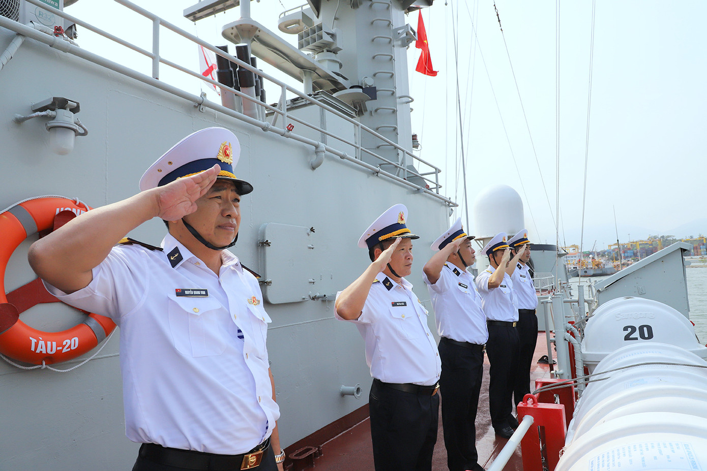 Thủ trưởng đoàn công tác chào cảng.