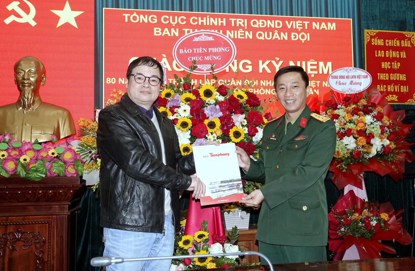 Đại diện lãnh đạo báo Tiền Phong chúc mừng Ban Thanh niên Quân đội.