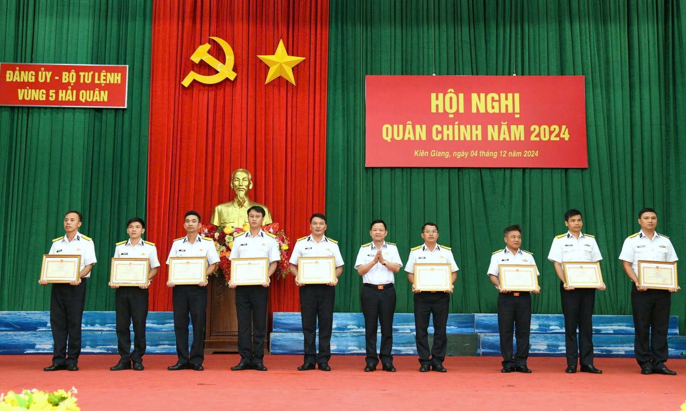 Trung tướng Nguyễn Văn Bổng trao thưởng các tập thể đạt thành tích xuất sắc của Vùng 5 Hải quân.