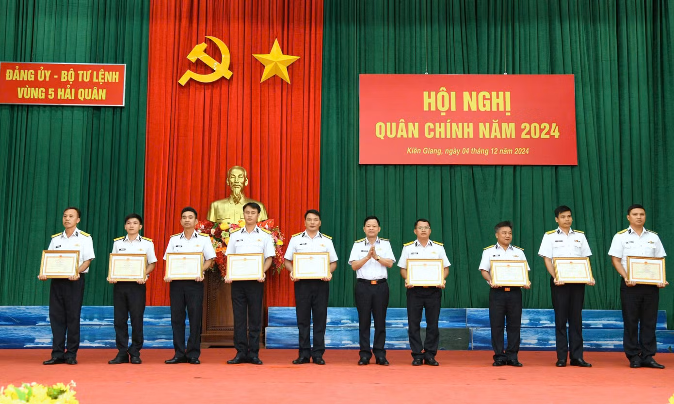 Trung tướng Nguyễn Văn Bổng trao thưởng các tập thể đạt thành tích xuất sắc của Vùng 5 Hải quân. Trung tướng Nguyễn Văn Bổng trao thưởng các tập thể đạt thành tích xuất sắc của Vùng 5 Hải quân.