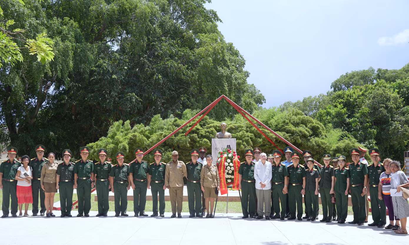 Đoàn sĩ quan trẻ Quân đội nhân dân Việt Nam dâng hoa tại tượng đài Chủ tịch Hồ Chí Minh ở thủ đô La Habana, Cuba. Đoàn sĩ quan trẻ Quân đội nhân dân Việt Nam dâng hoa tại tượng đài Chủ tịch Hồ Chí Minh ở thủ đô La Habana, Cuba.
