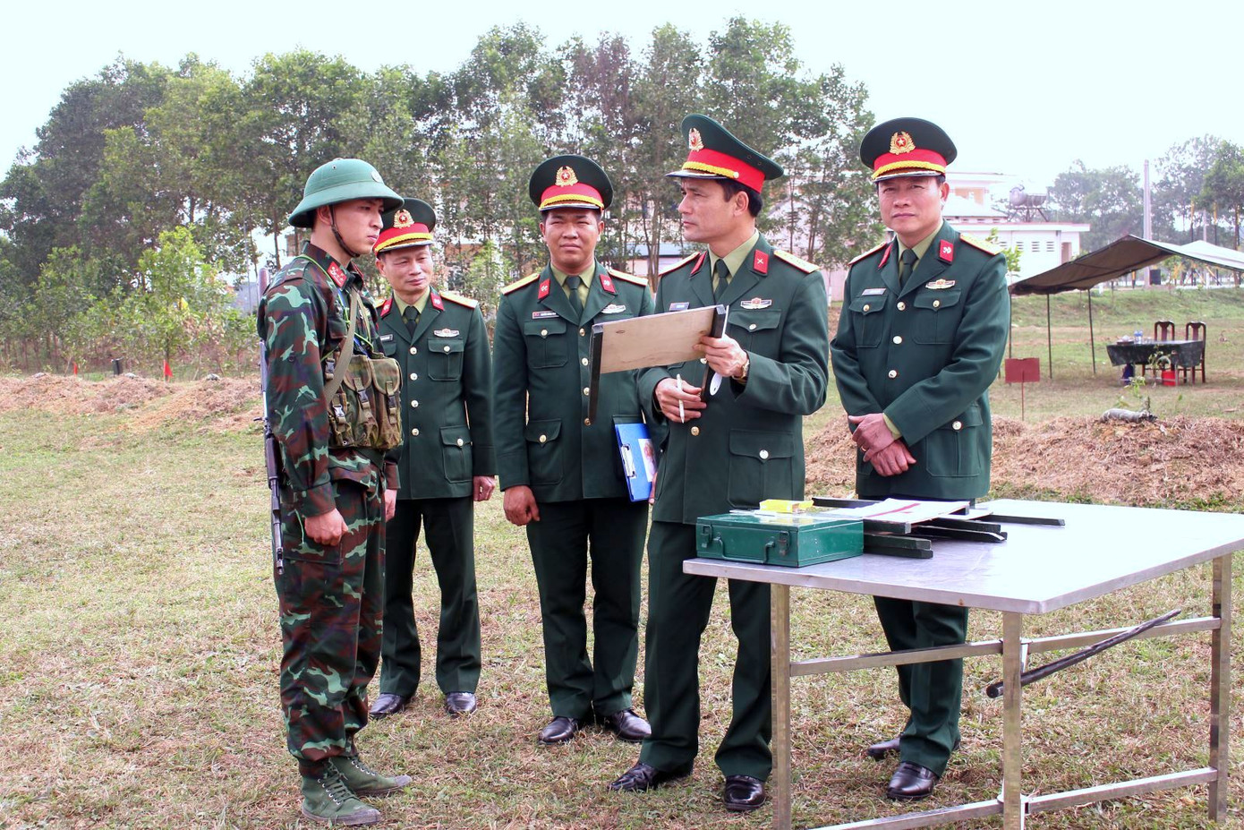 Đại tá Lê Xuân Thuân (thứ 2 từ phải sang) kiểm tra công tác sẵn sàng chiến đấu và công tác chuẩn bị huấn luyện năm 2024, tại Lữ đoàn Công binh 575, Quân khu 1. Ảnh: Báo Quân khu 1