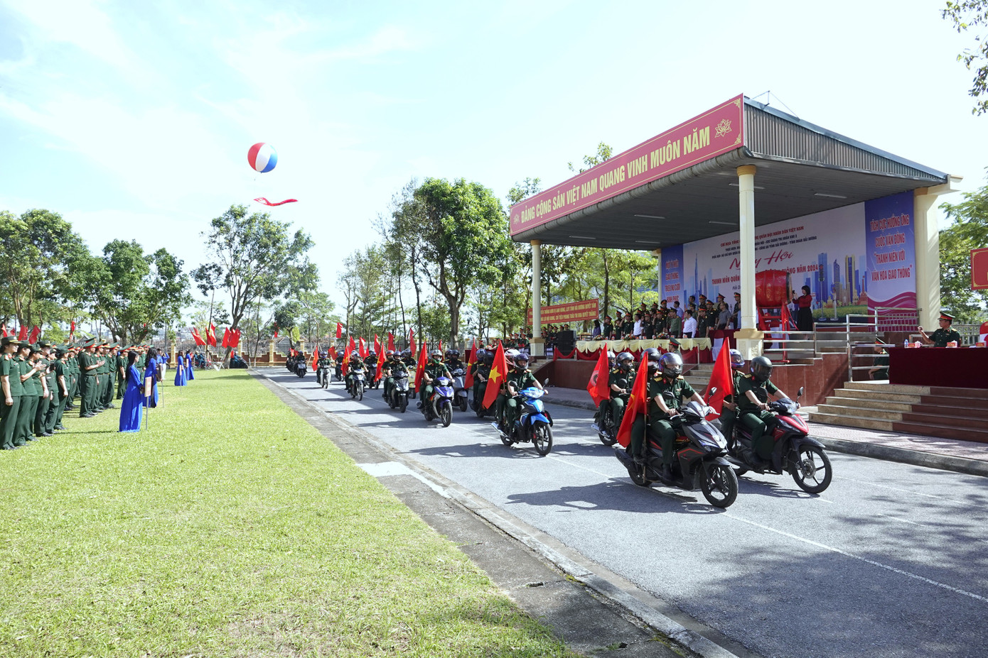 ĐVTN các đơn vị tuần hành, biểu dương lực lượng và tuyên truyền về văn hóa giao thông.