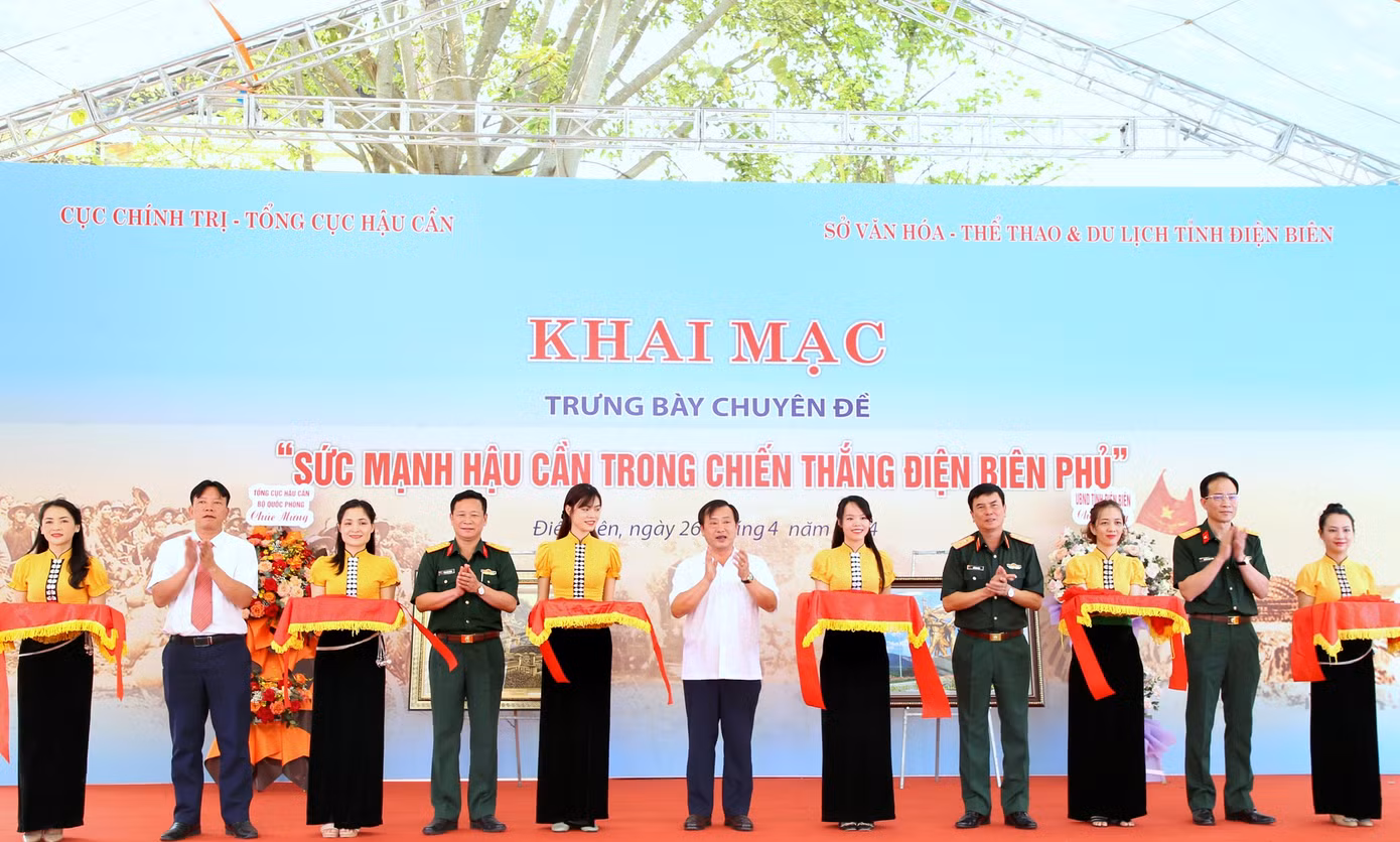 Lãnh đạo Tổng cục Hậu cần, UBND tỉnh Điện Biên và các đại biểu cắt băng khai mạc trưng bày chuyên đề “Sức mạnh Hậu cần trong Chiến thắng Điện Biên Phủ”. Ảnh: Thăng Bảy